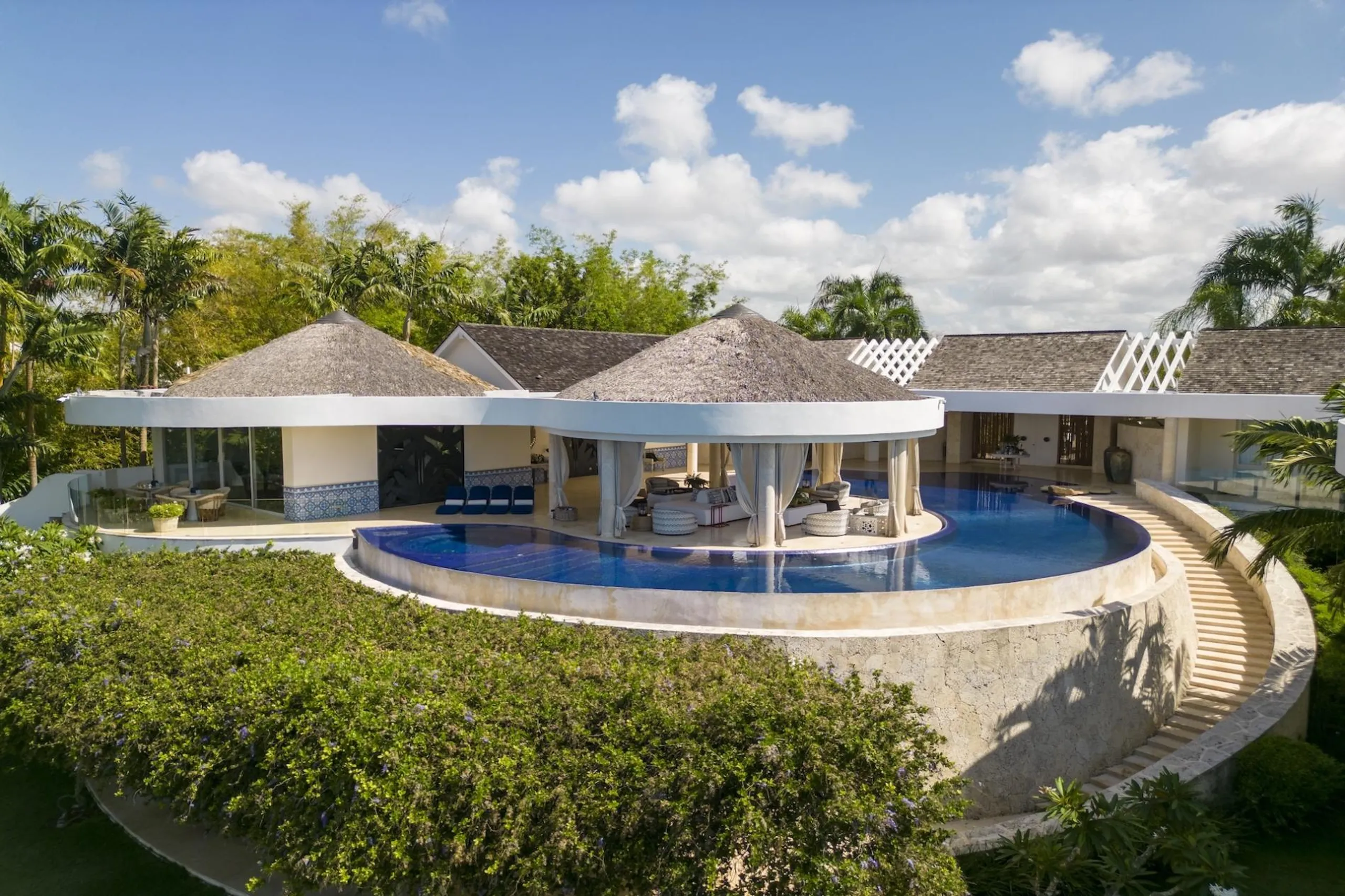Artistic Caribbean Villa with Curved Infinity Pool and Tropical Gardens — photograph 2