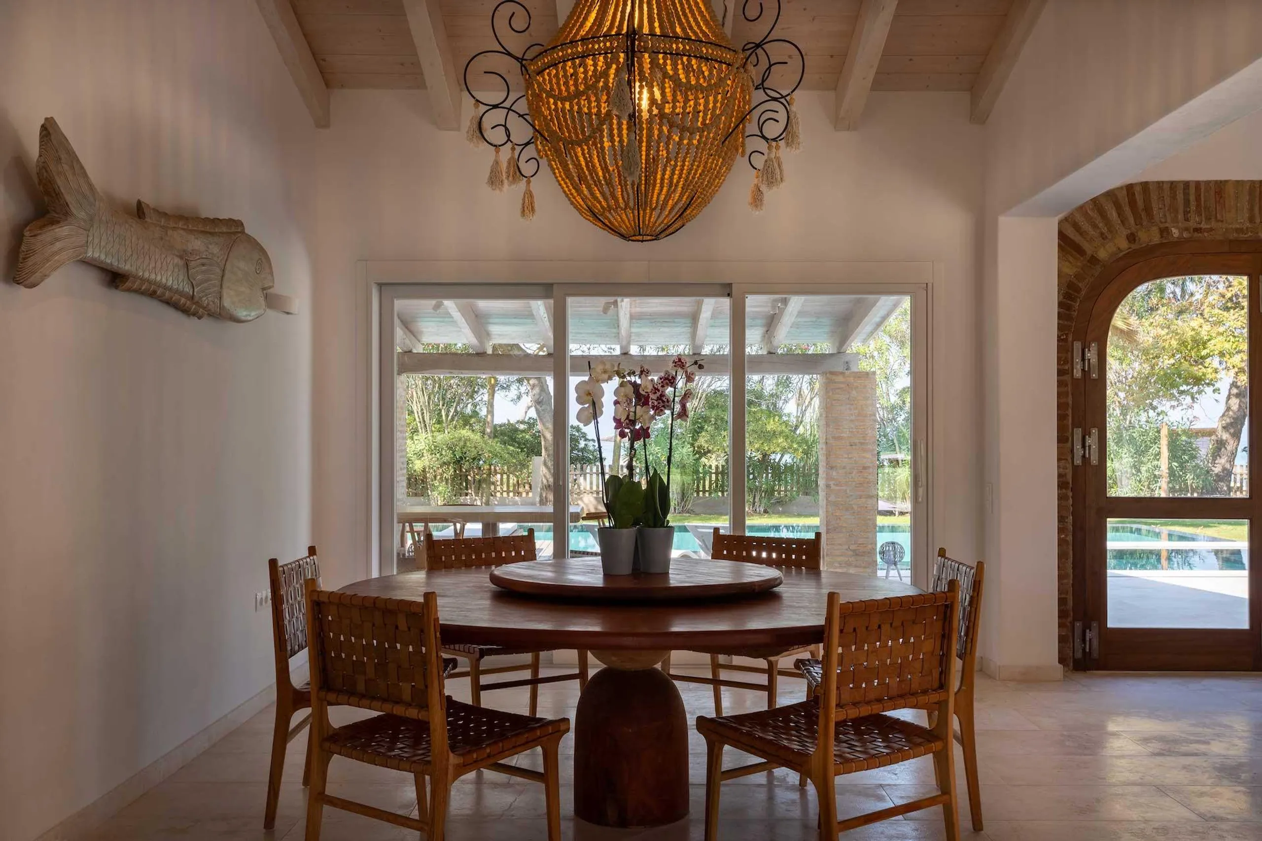 Elegant Balinese-Style Villa with Infinity Pool & Sea Views — photograph 10