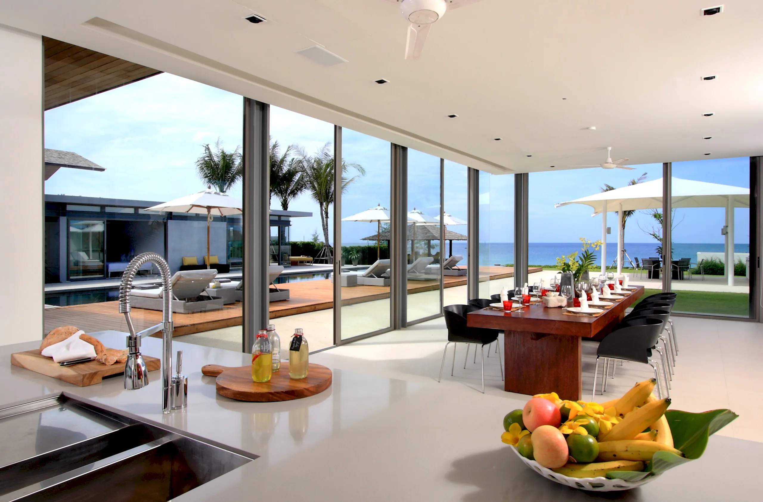 Rejuvenating Tropical Retreat with Stunning Views — photograph 8