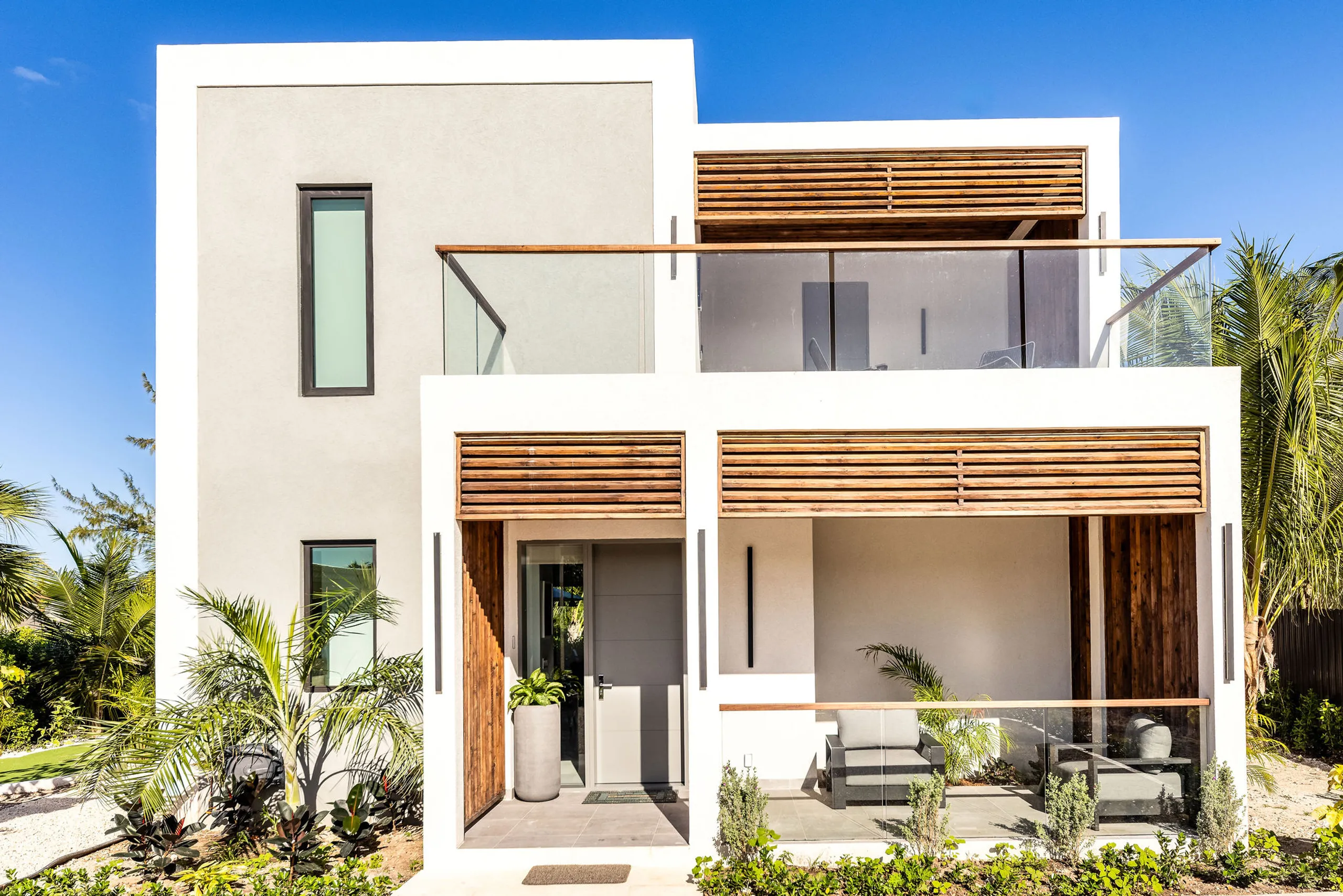 Contemporary 3 Bedroom Villa with Private Pool, & Lush Garden — photograph 10