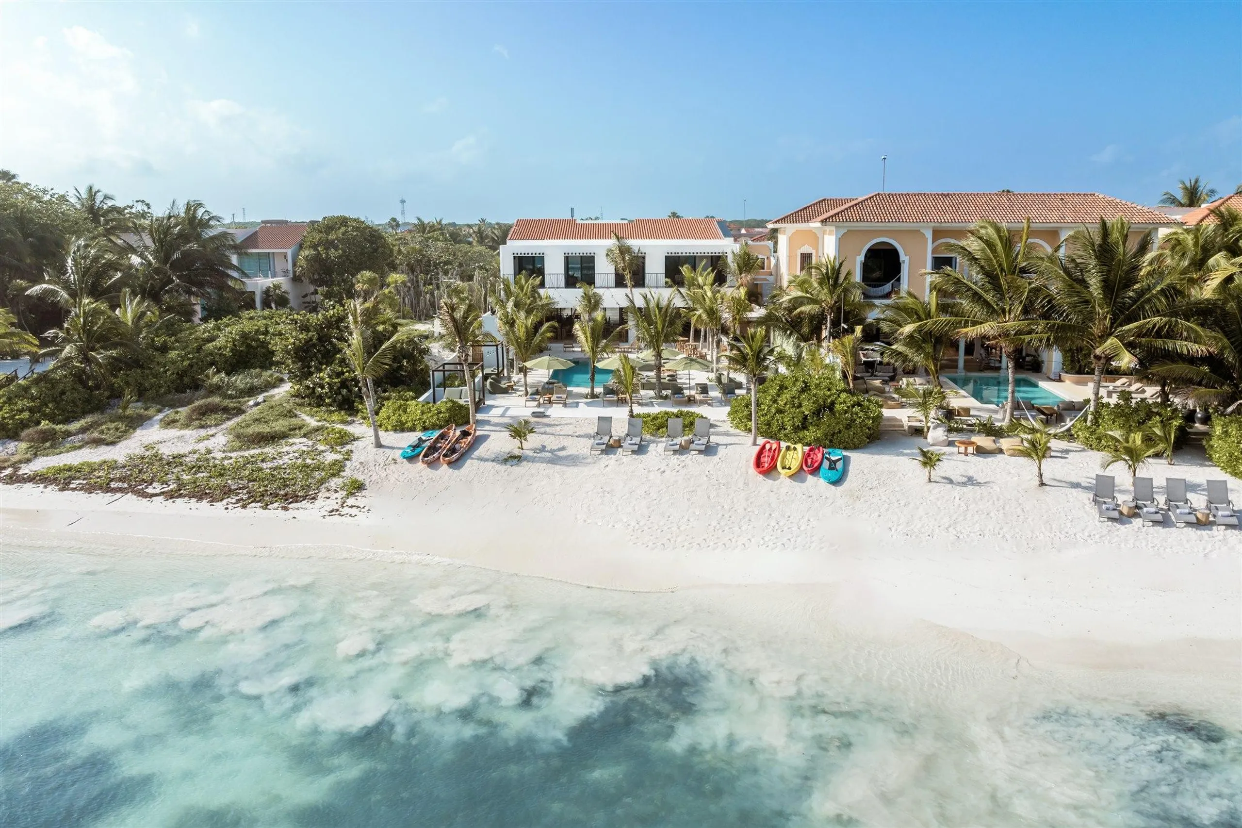 Sumptuous 12-Suite Villa with Private Pool, Bar, and Oceanfront Views — photograph 9