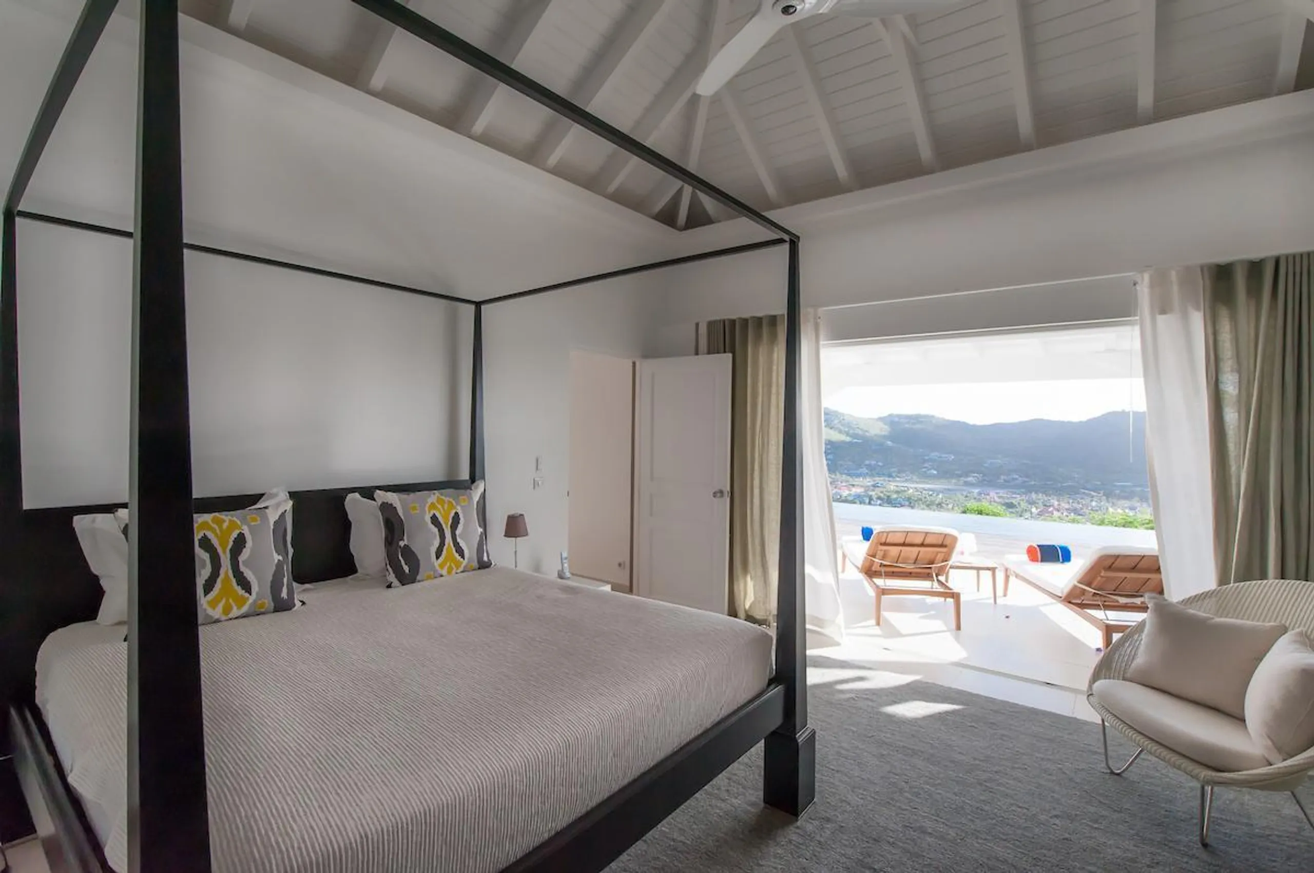 Glorious Paradise Estate with Infinity Pool and Sweeping Ocean Views — photograph 9