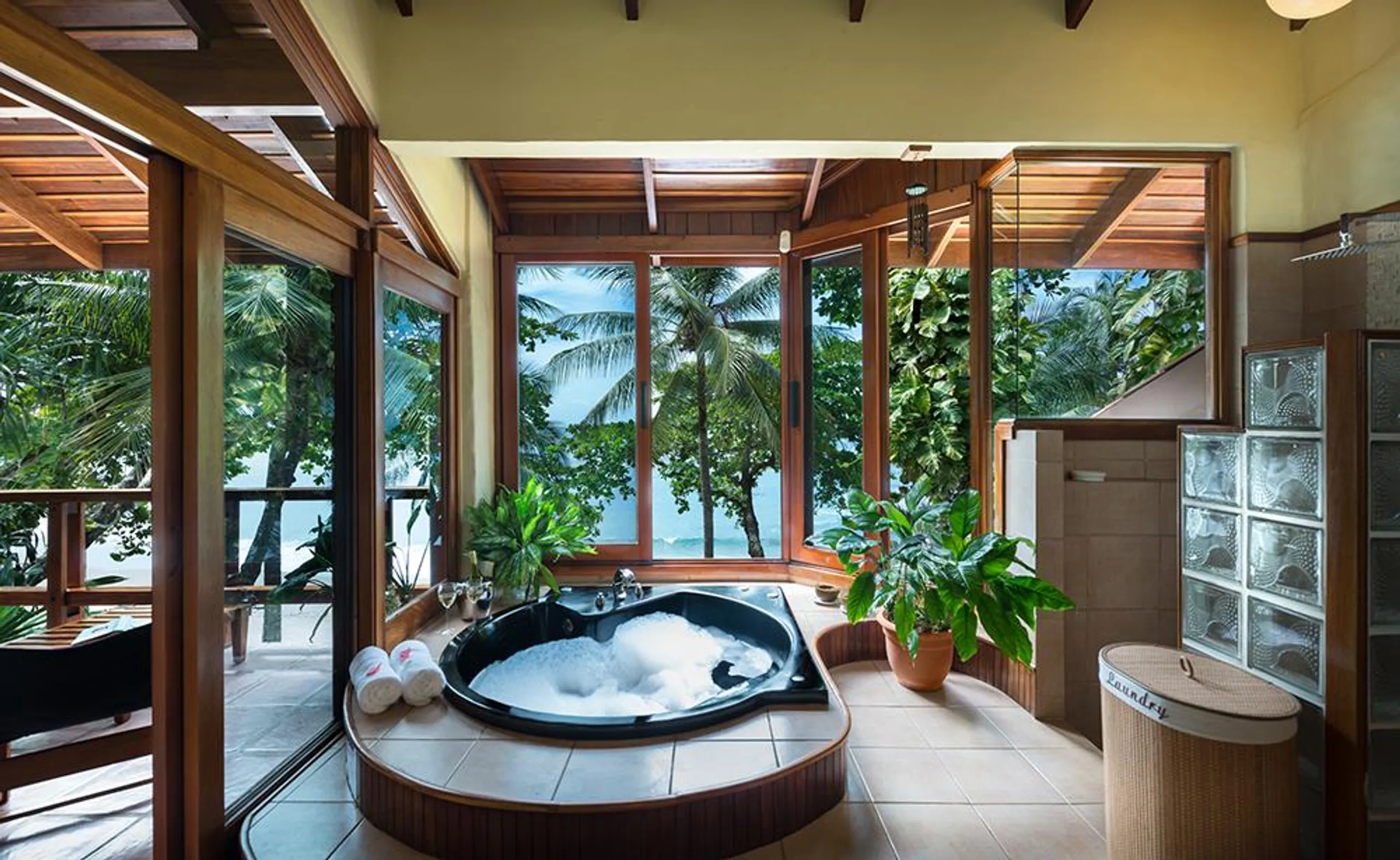 Whispering Waves Luxury Retreat with 4BR-Infinity Pool and Walks to Beach — photograph 5