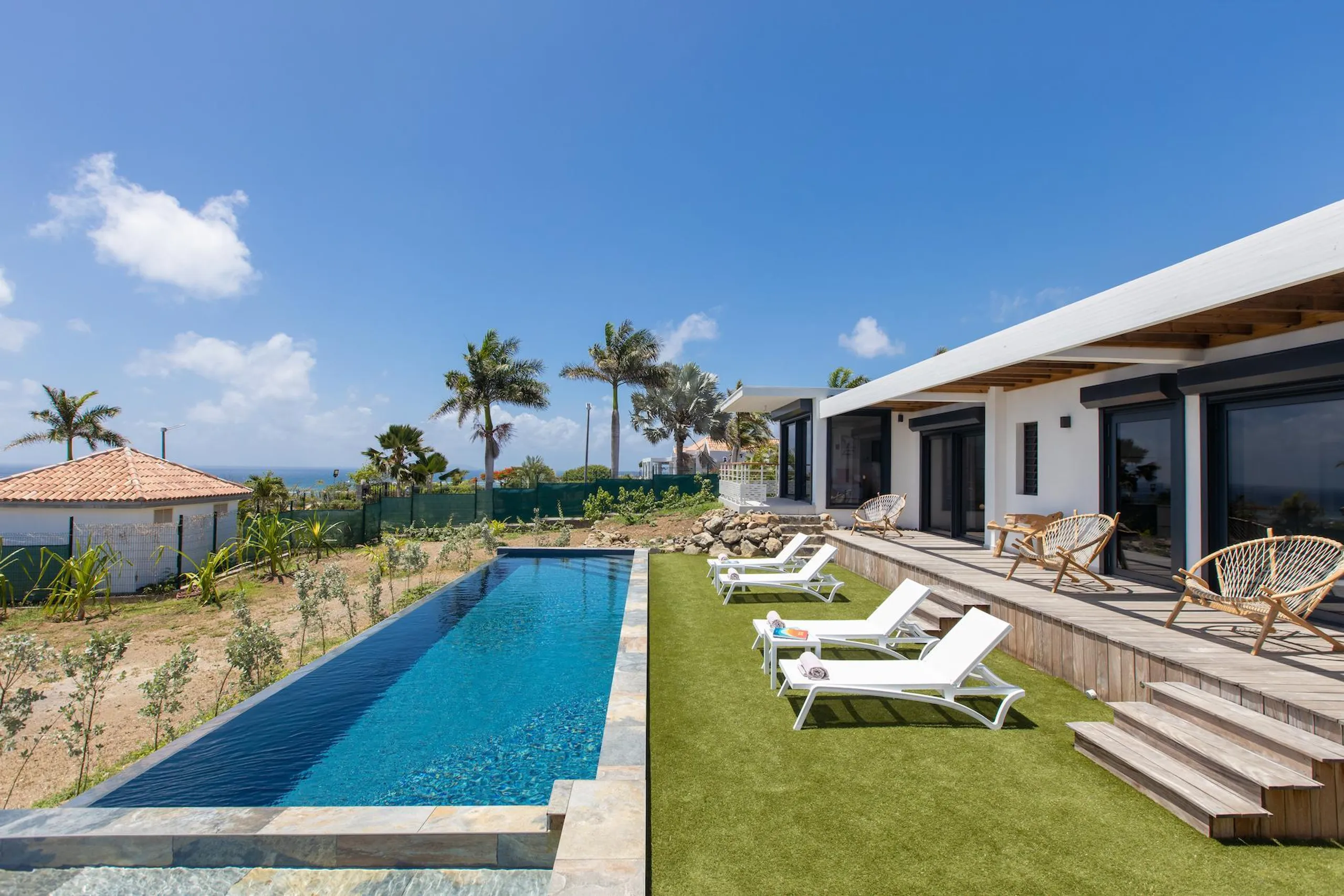 Sleek and Modern Designed Villa with Heated Pool and Breathtaking Ocean View — photograph 8