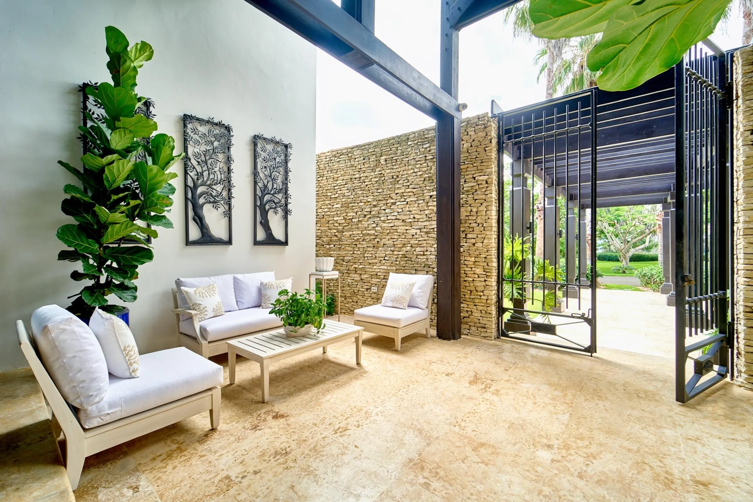 Elegant Boutique Villa with Private Pool, Lush Garden and Charming Gazebo — photograph 7