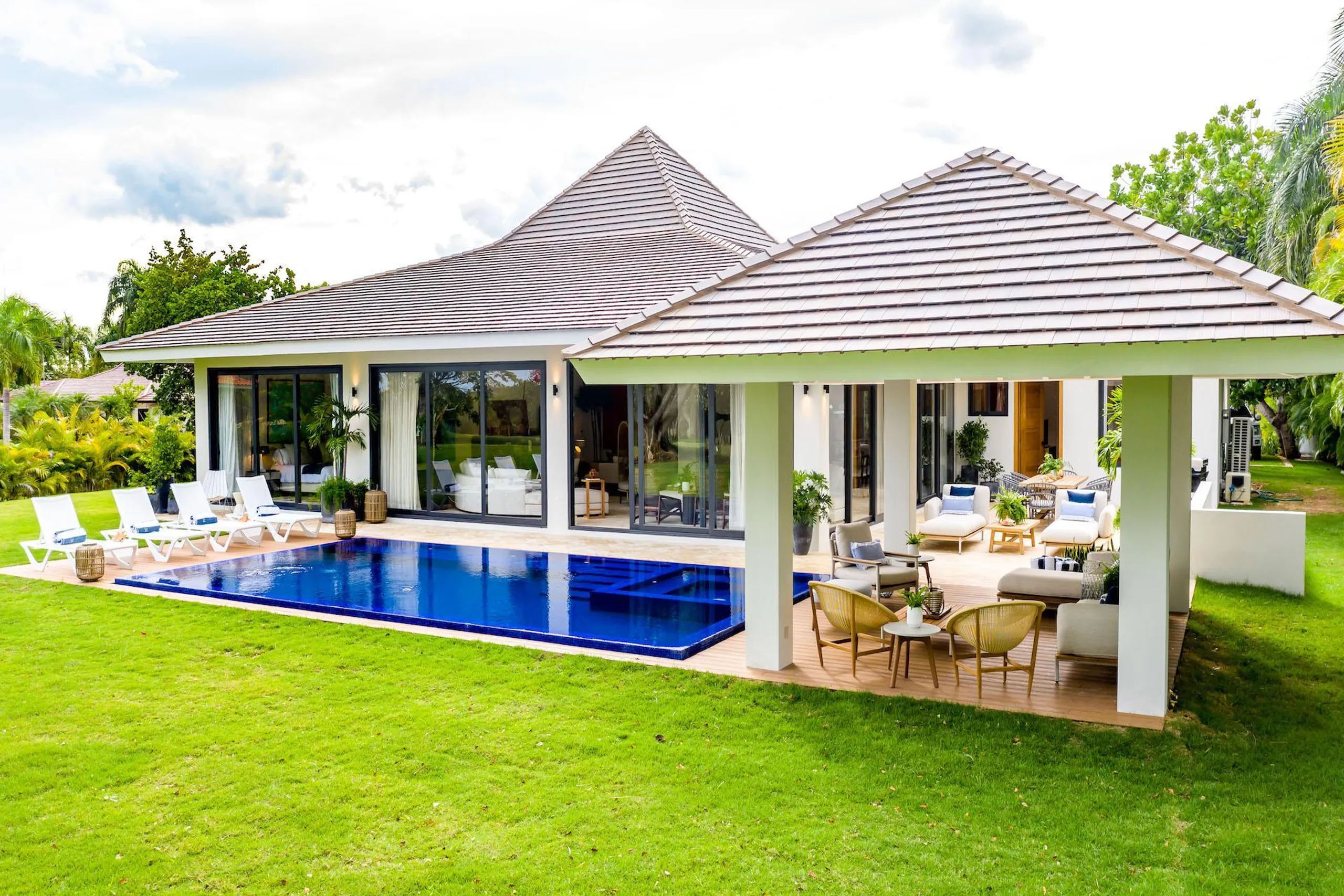 Charming Luxe Villa With Zero Edge Infinity Pool and Golf Course Access — photograph 3