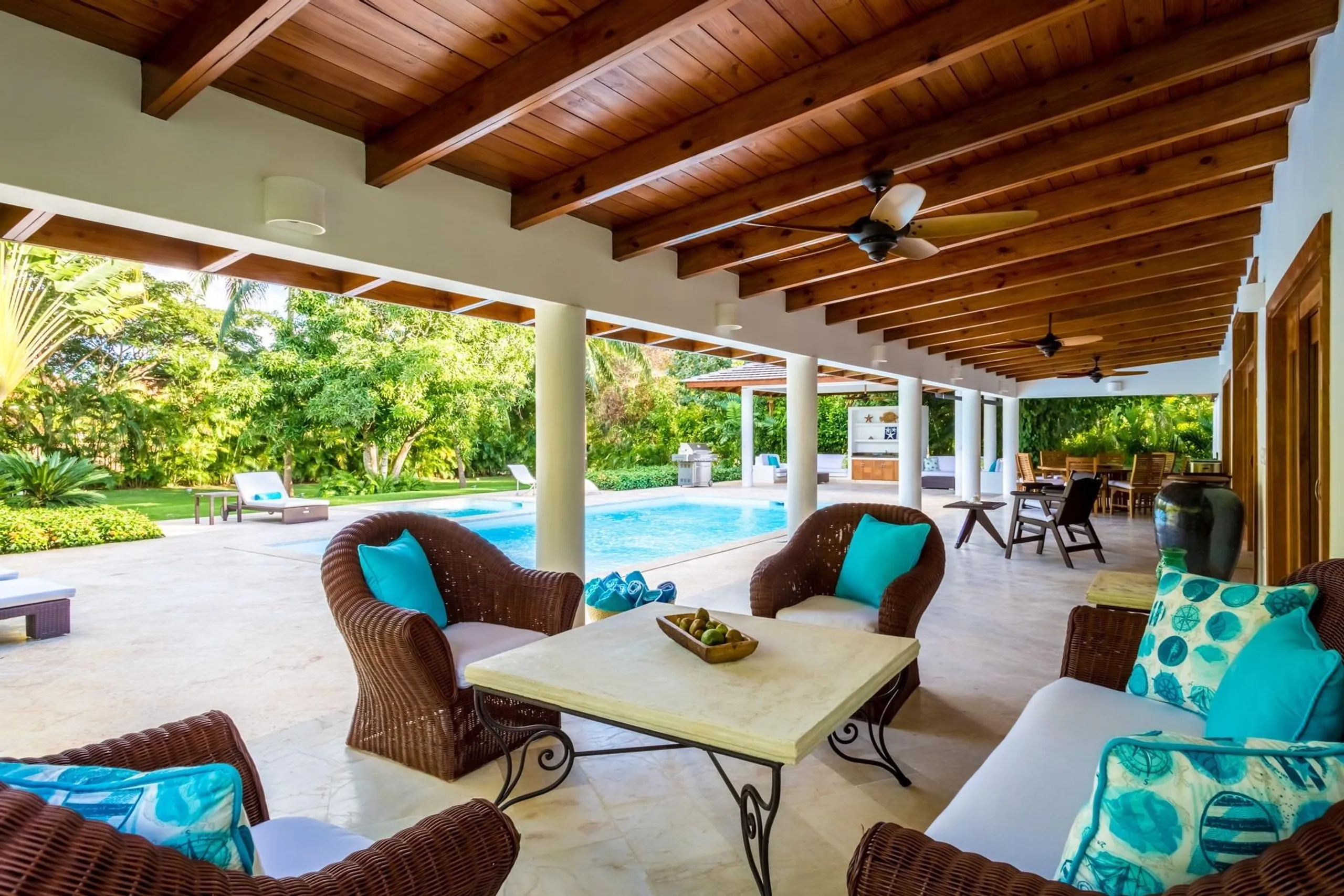 Exquisite Tropic Estate with Private Pool and Patio Dining — photograph 4