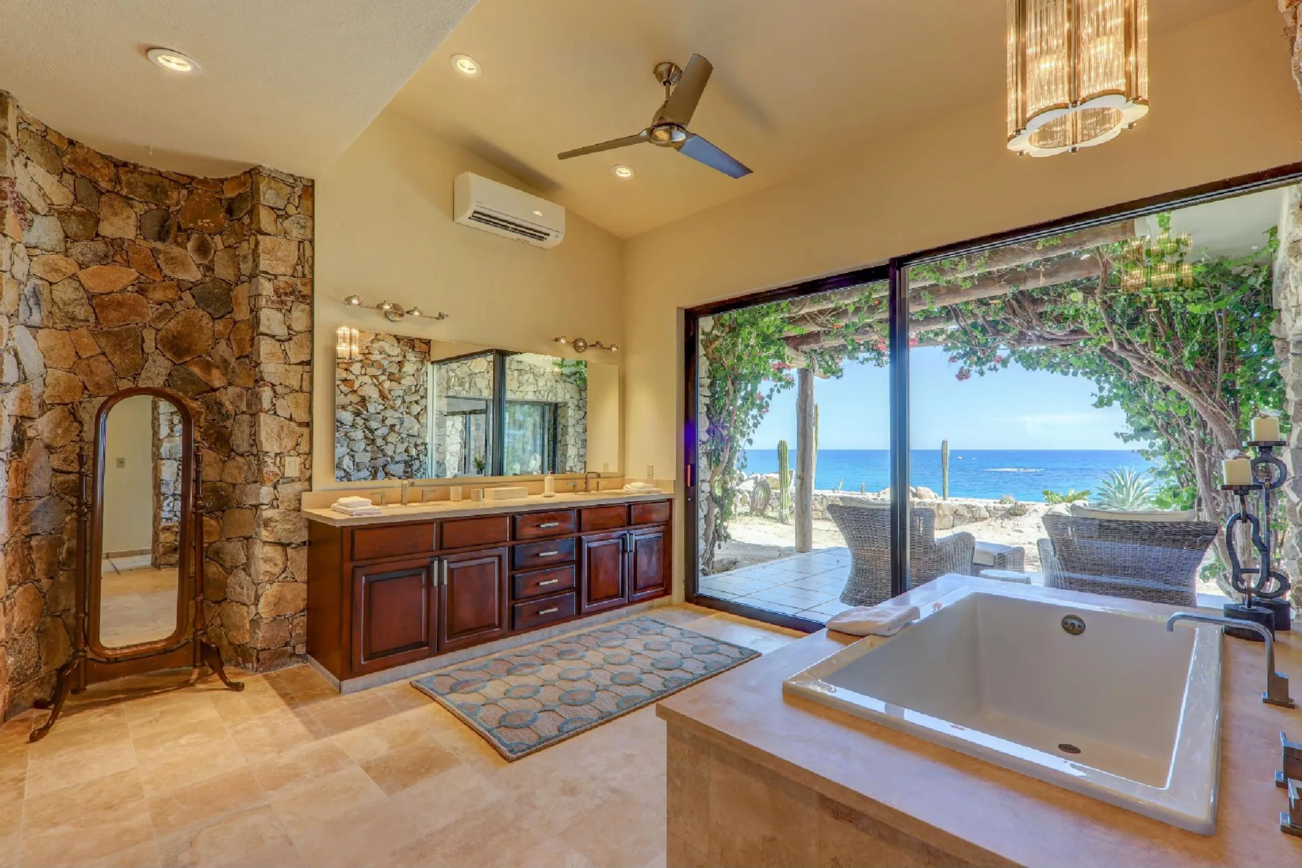 Charming Oceanfront Palmilla Estate with Private Pool and Ocean Views — photograph 8