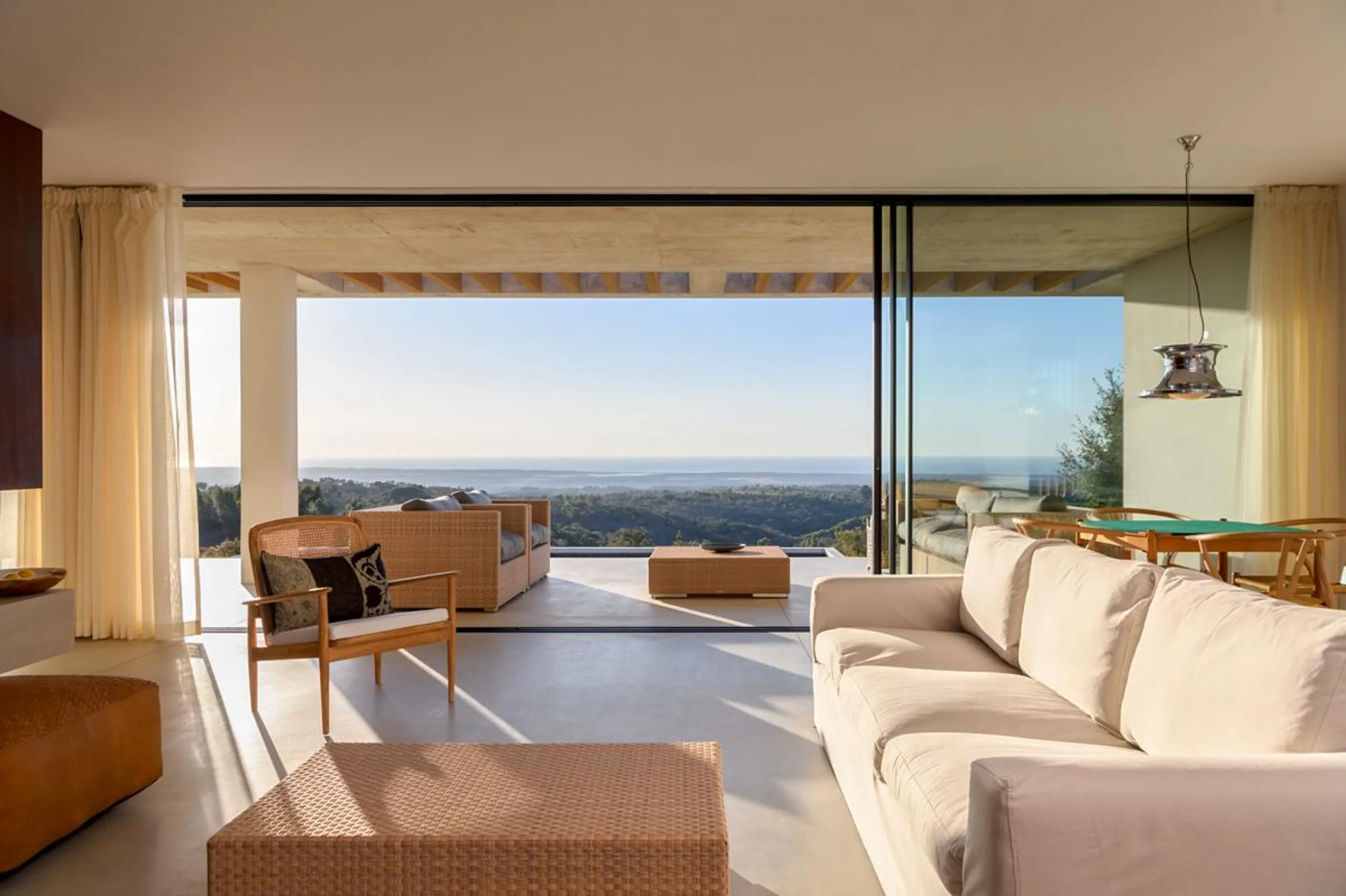 Sensational Minimalist Villa with Infinity Pool and Atlantic Coastline Views — photograph 3