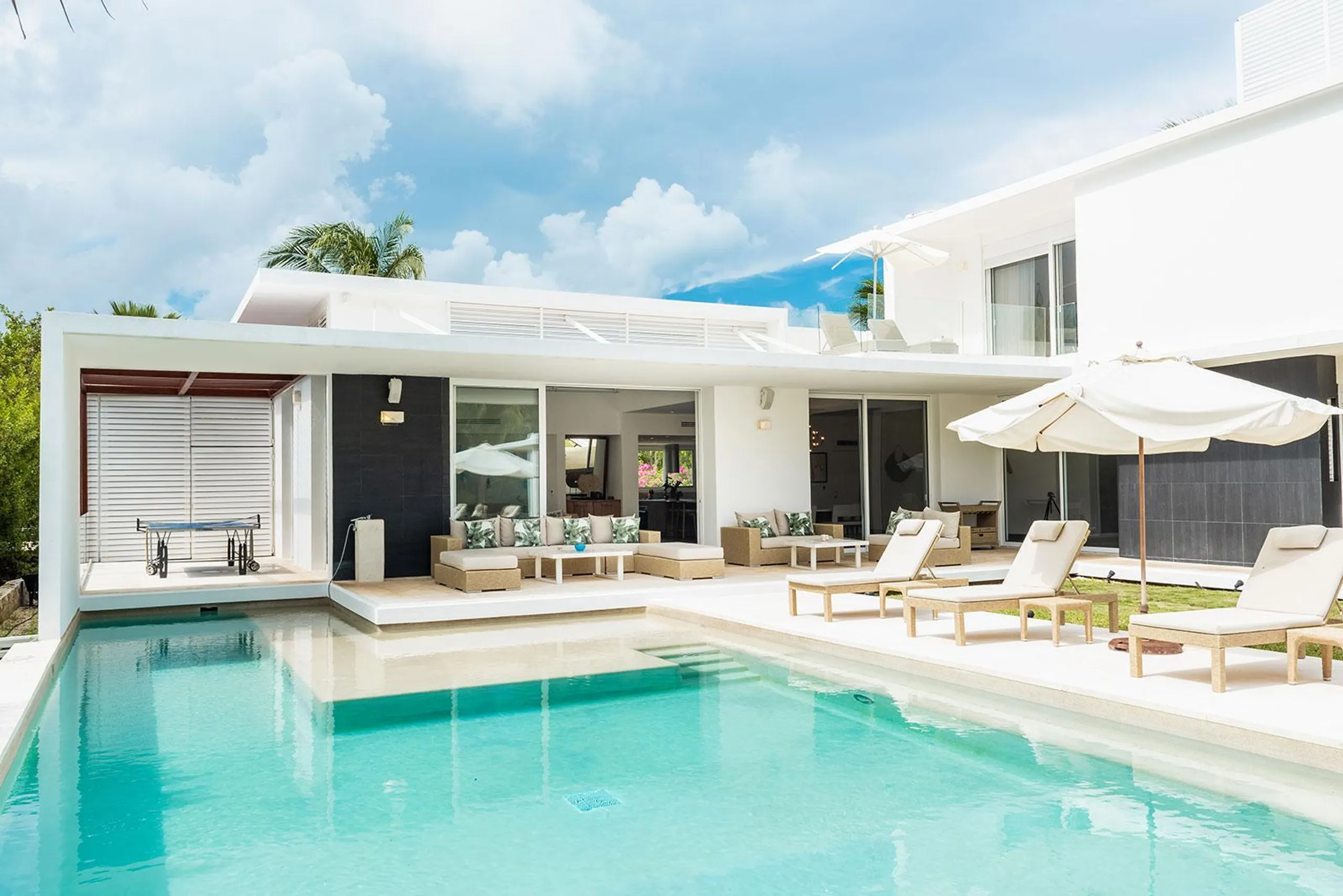 Modern Contemporary Luxe Villa with Private Pool for Tranquil Escapes — photograph 5