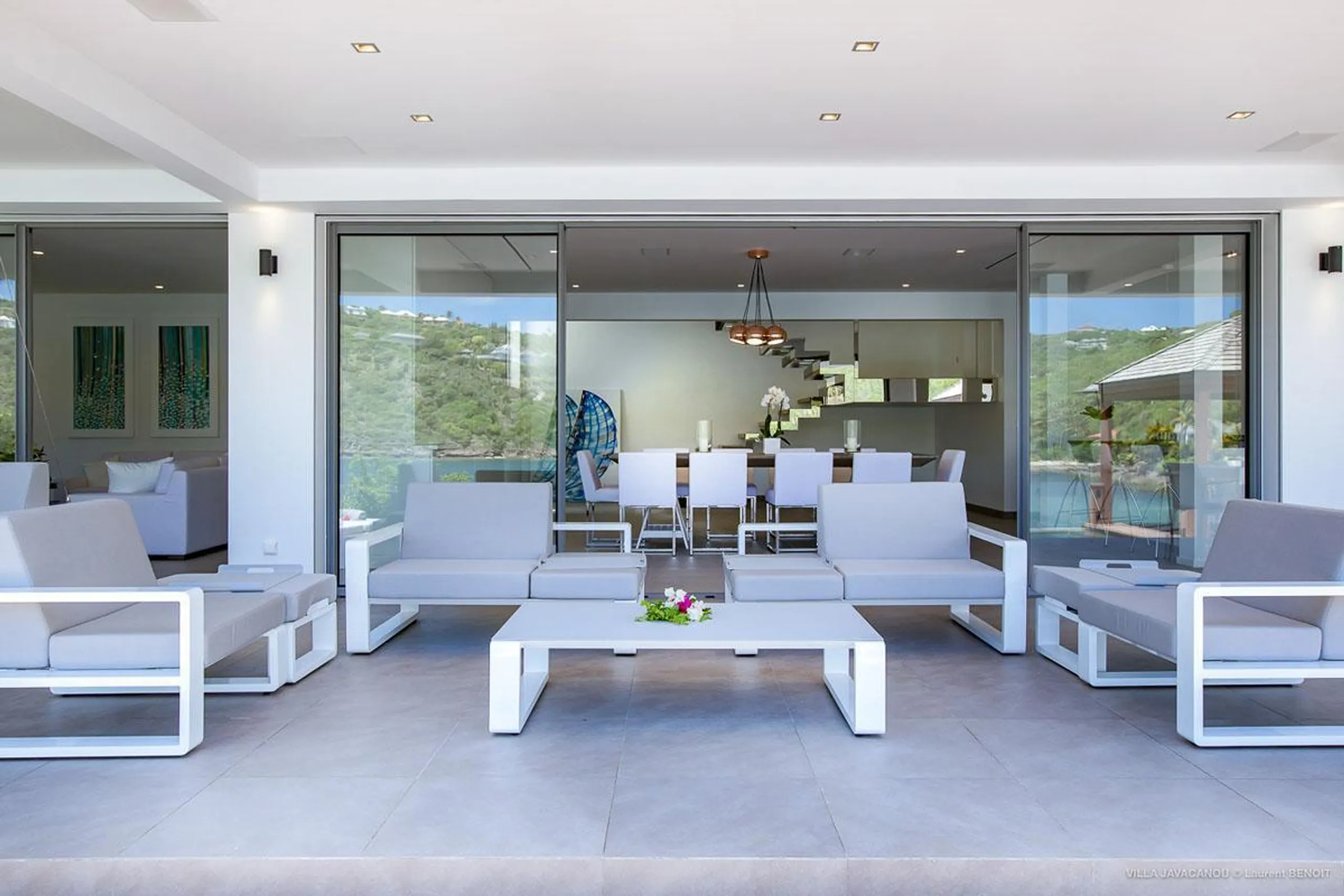 Palatial Oceanside Tropical Estate with Private Pool and Walks to Beach — photograph 5