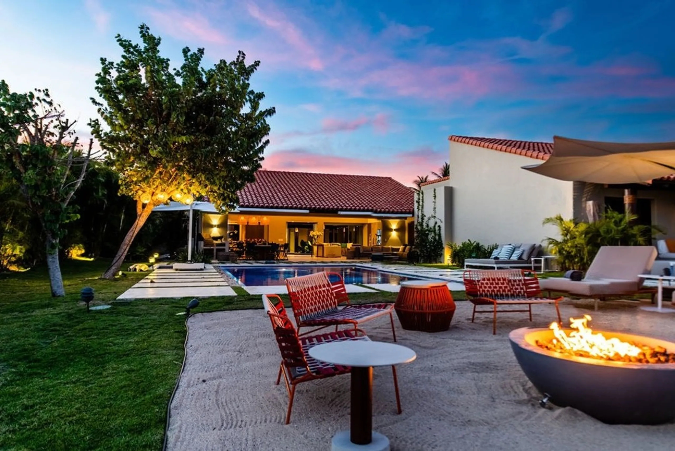 Tranquil Lagos del Mar Villa with Infinity Pool, Jacuzzi & Ocean Views — photograph 4