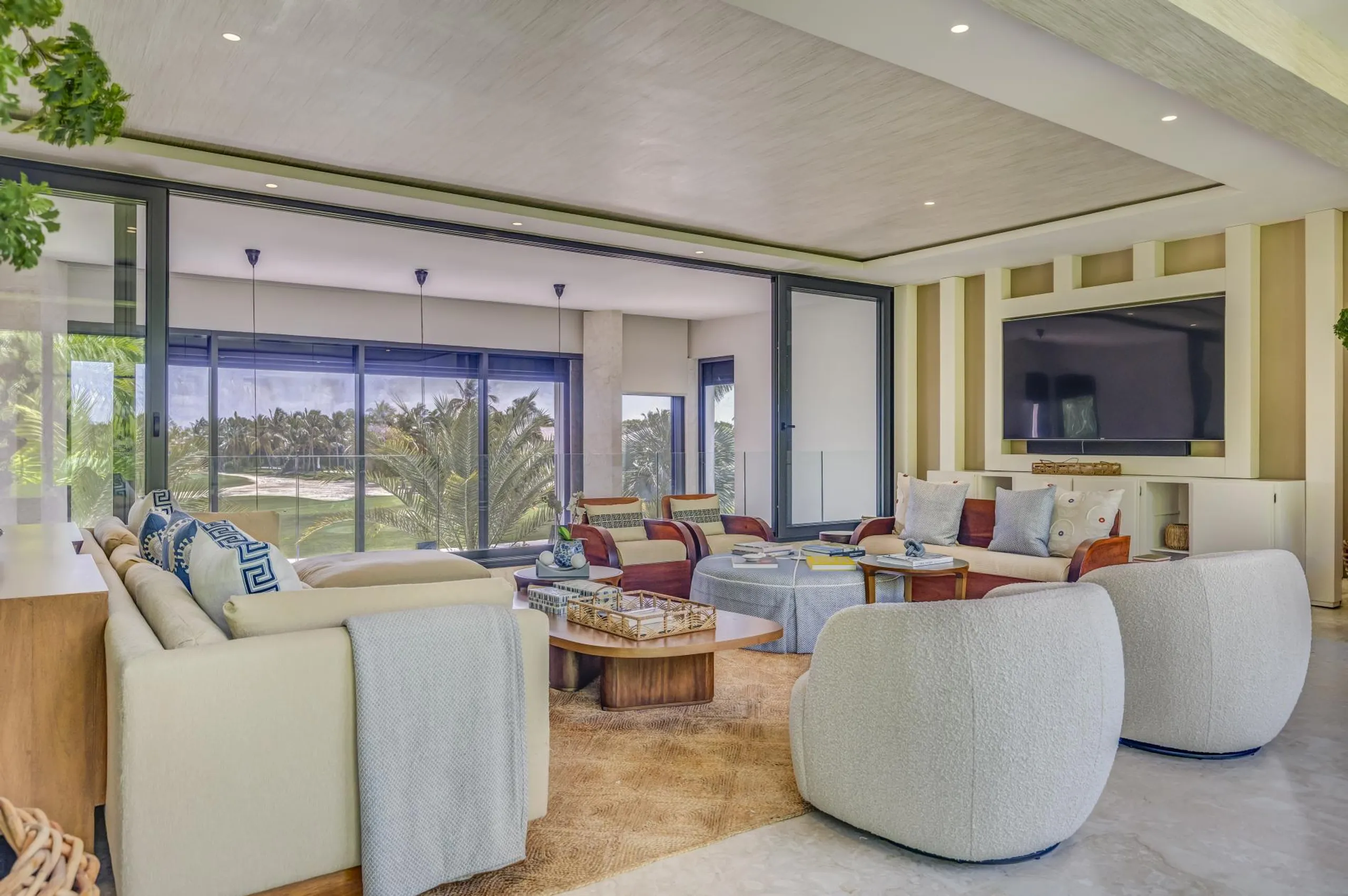 Family-Friendly Villa with Private Pool, Golf Course View — photograph 12
