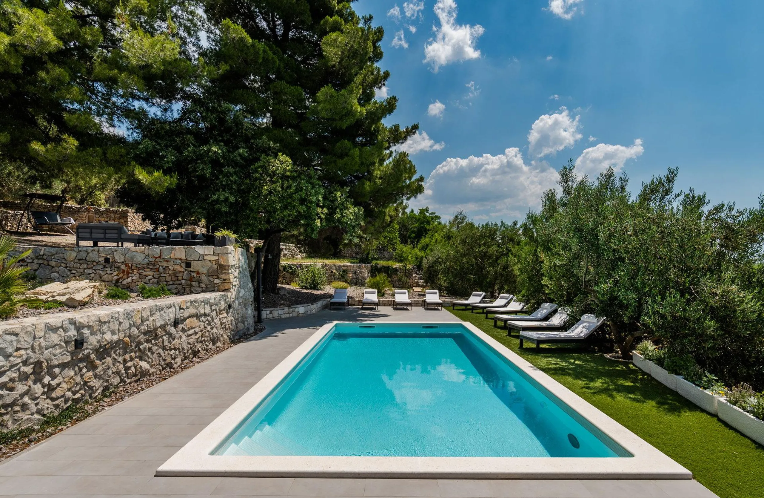 Richly textured Villa with Pool, Sauna, Verdant Garden and Sea Views — photograph 9