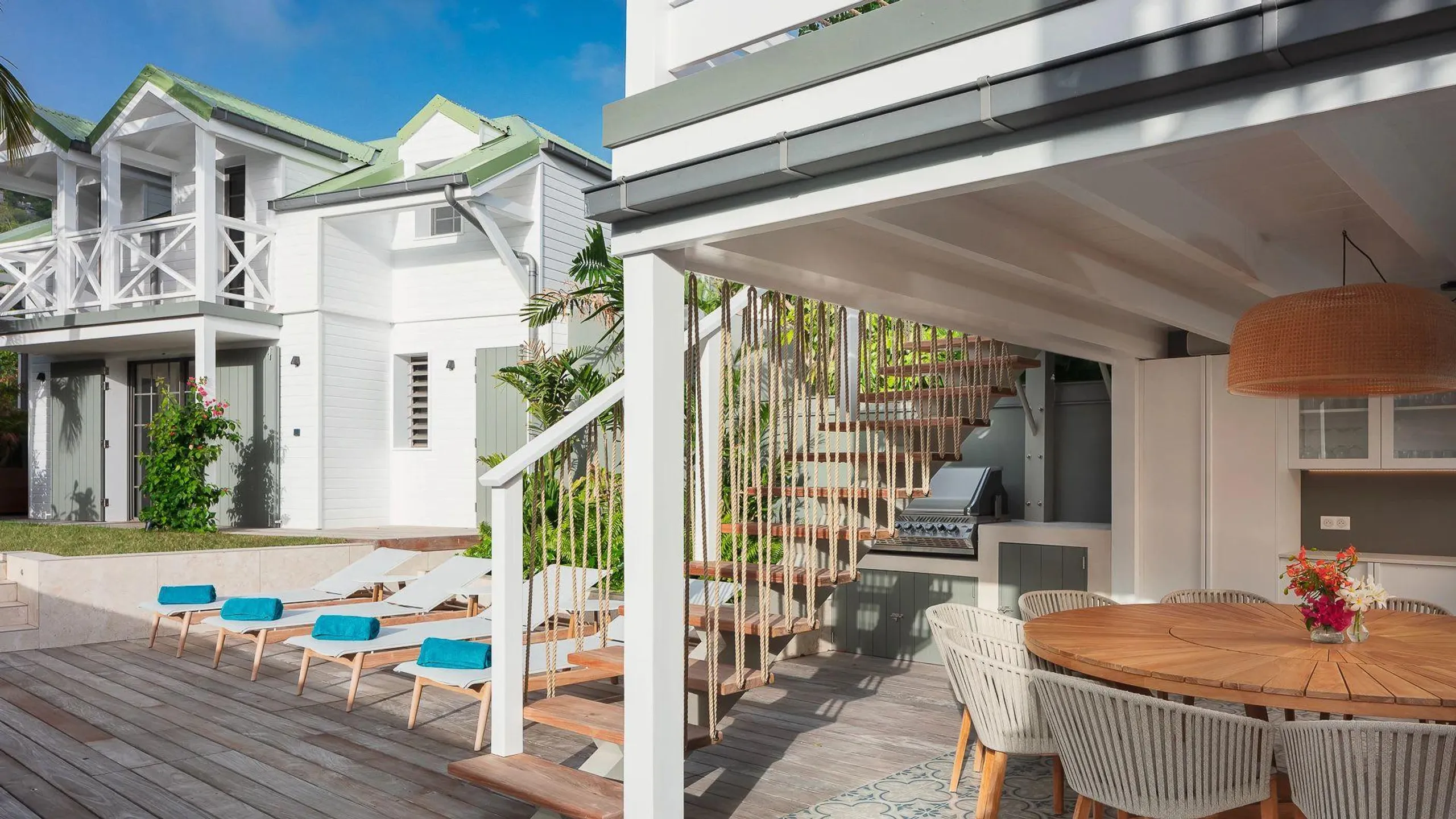 Spectacular Beachfront Villa with Pool — photograph 4
