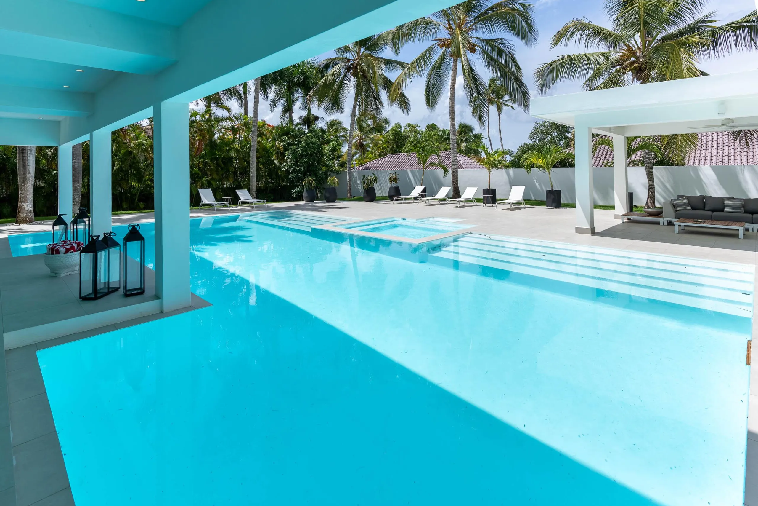 Chic Contemporary Villa with Private Pool — photograph 5
