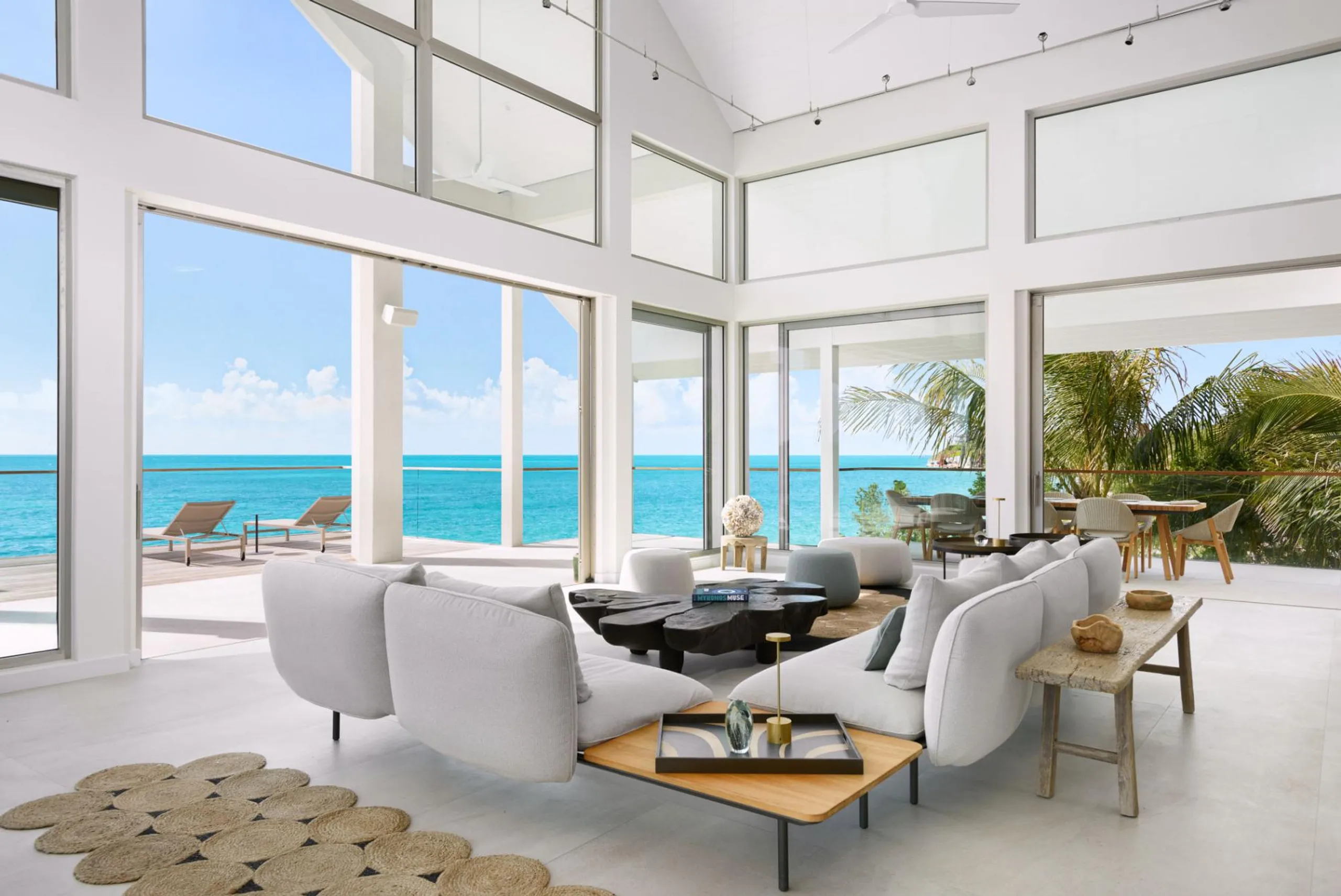 Exceptional Oceanfront Retreat with Infinity Pool and Landscaped Garden — photograph 6