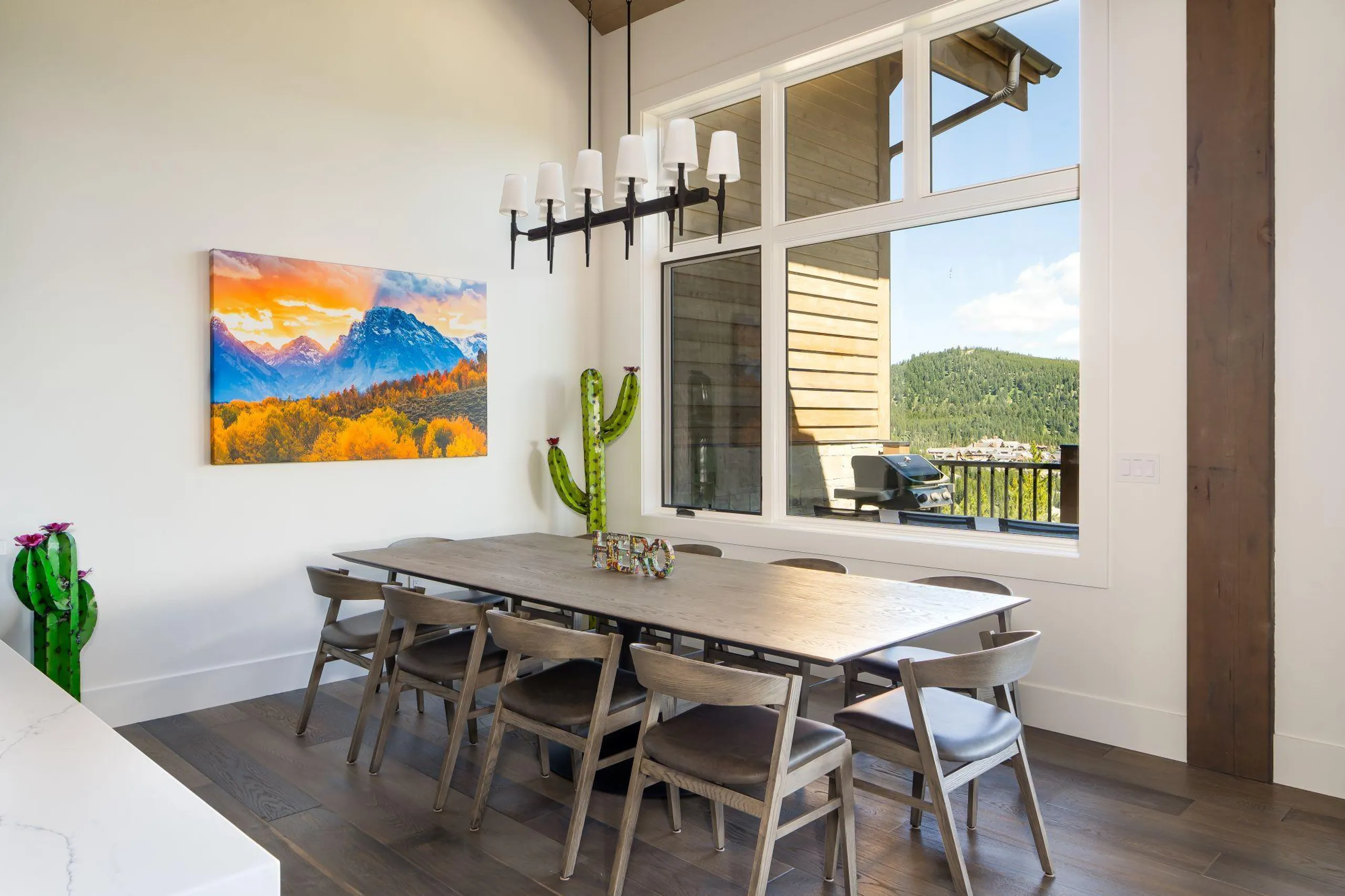 Big Sky Vista Residence with Breathtaking Mountain Views, Fire Pit and Hot Tub — photograph 7