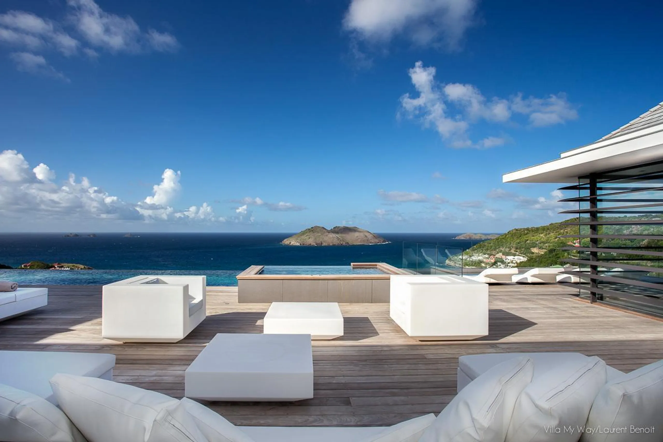 Contemporary Colombier Oceanview Villa with Infinity Pool and Fitness Room — photograph 2