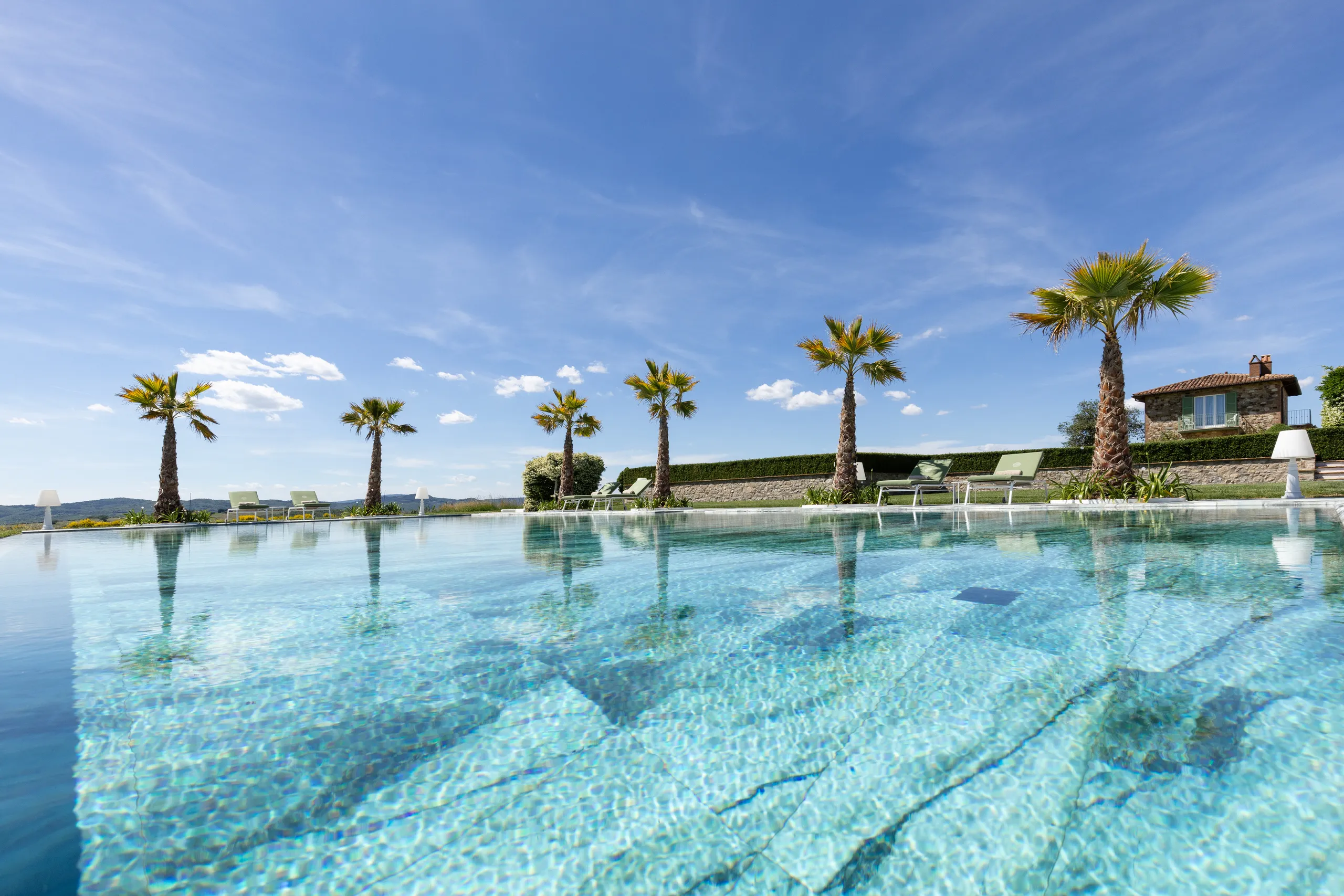 Luxurious Italian Getaway with 20-Meter Infinity Pool and 360 Views of Umbrian Hills — photograph 5