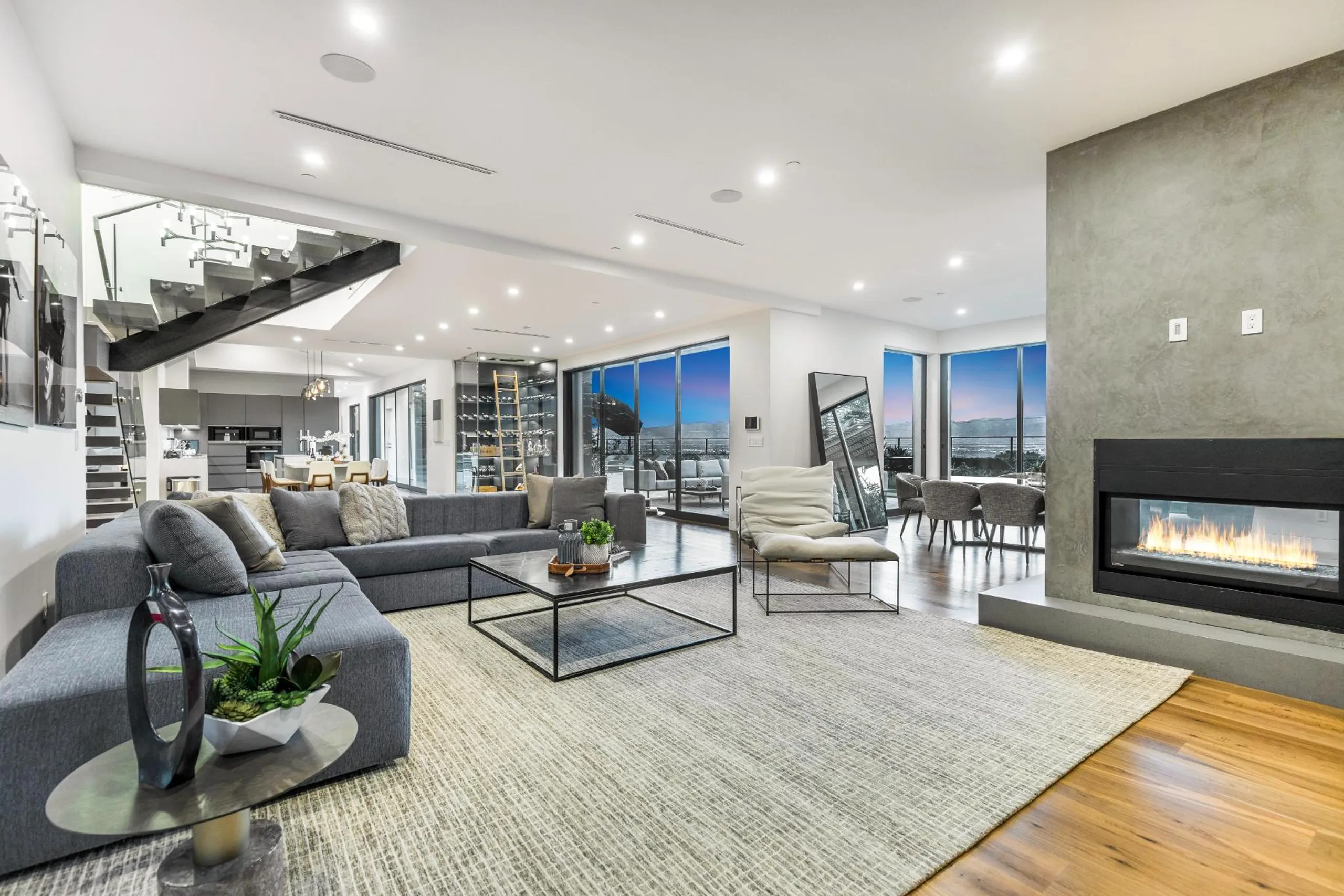 Skyline Luxury Estate with Private Pool and Jacuzzi — photograph 10