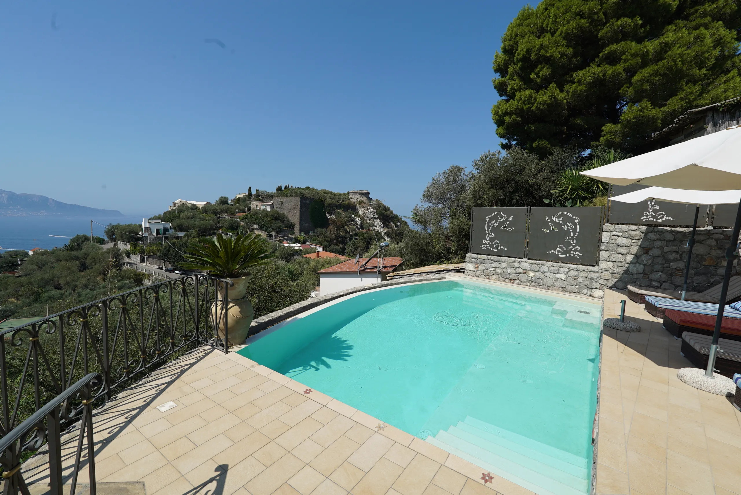 Princely 19th-Century Estate with Breathtaking Capri Views and Event-Ready Gardens — photograph 10