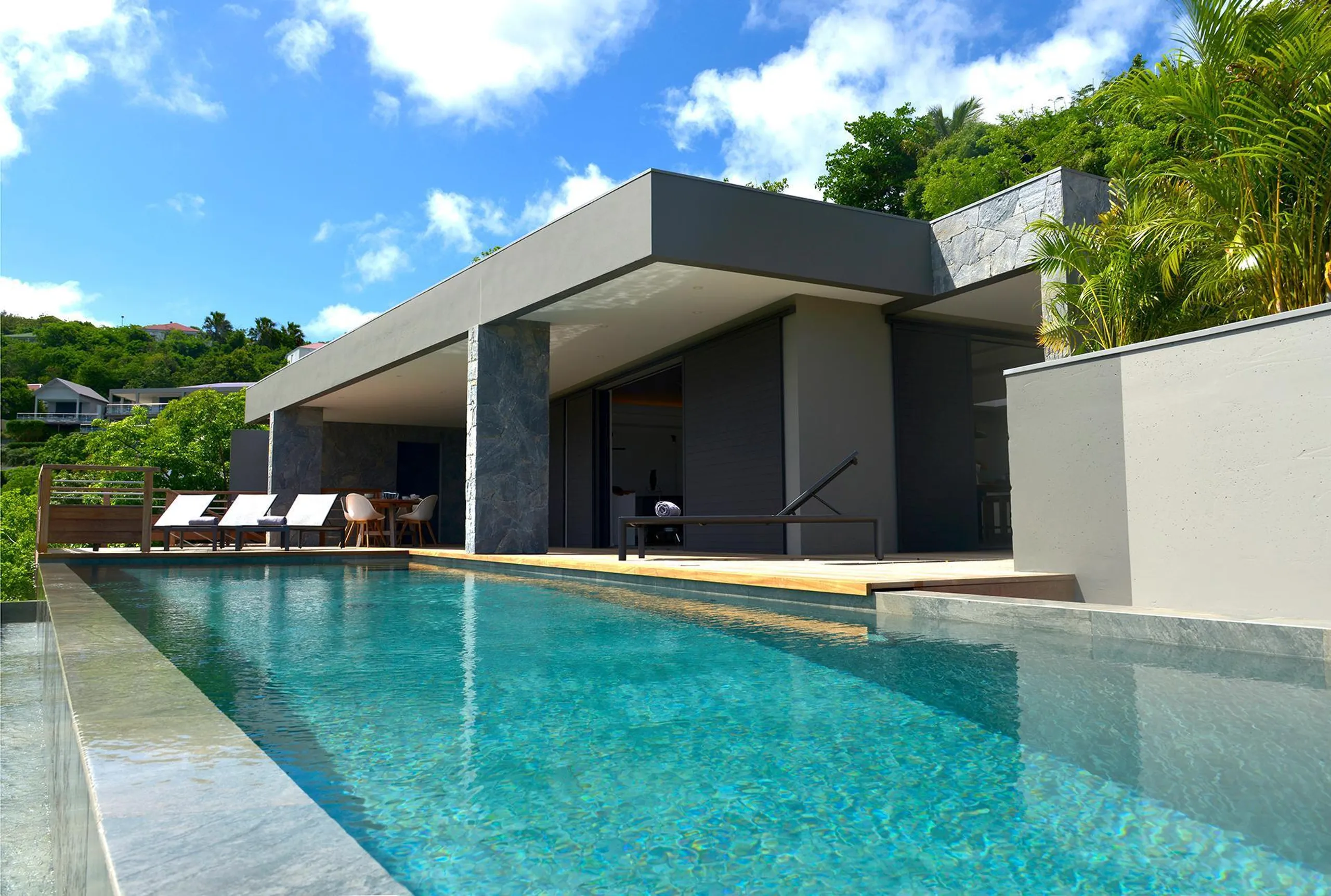 Serene Tropical Estate with Infinity Pool and Sweeping Ocean Views — photograph 5