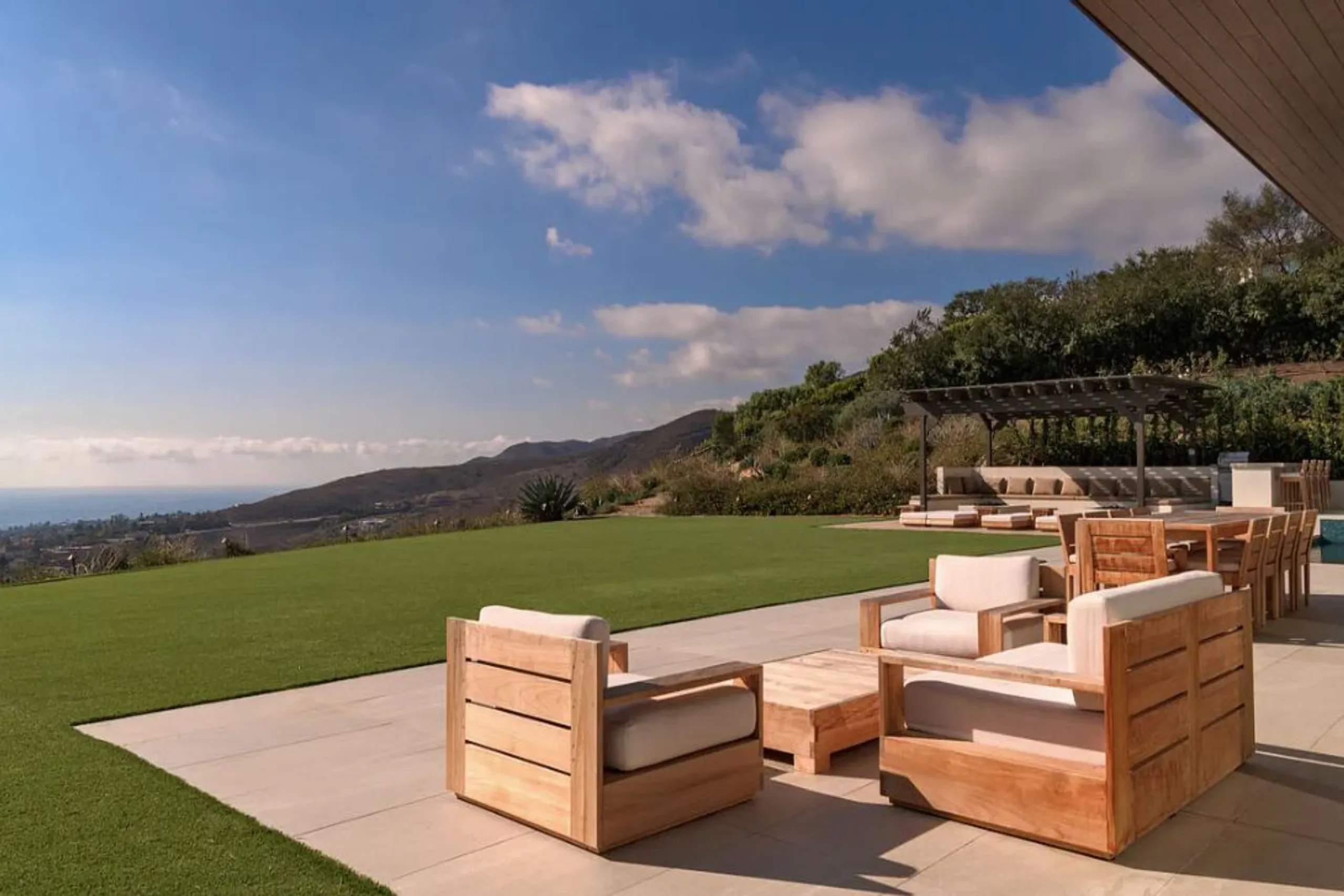 Radiant Los Angeles Modern Estate with Pool, Jacuzzi & Expansive Ocean Decks — photograph 3