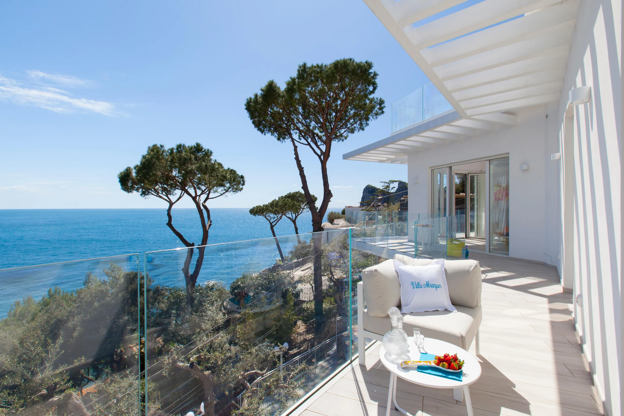 Palatial Villa with Private Pool and Overlooking Sea Views — photograph 5