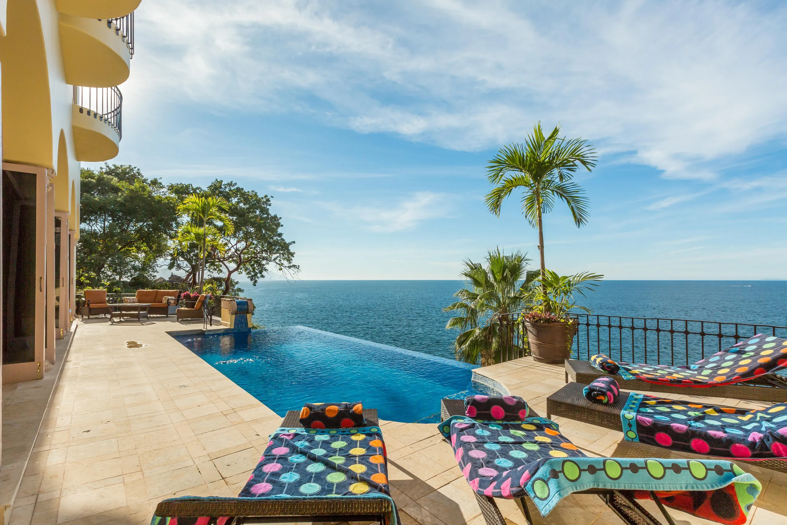 Elegant Cliffside Luxury Retreat with Infinity Pool and Ocean Views — photograph 3