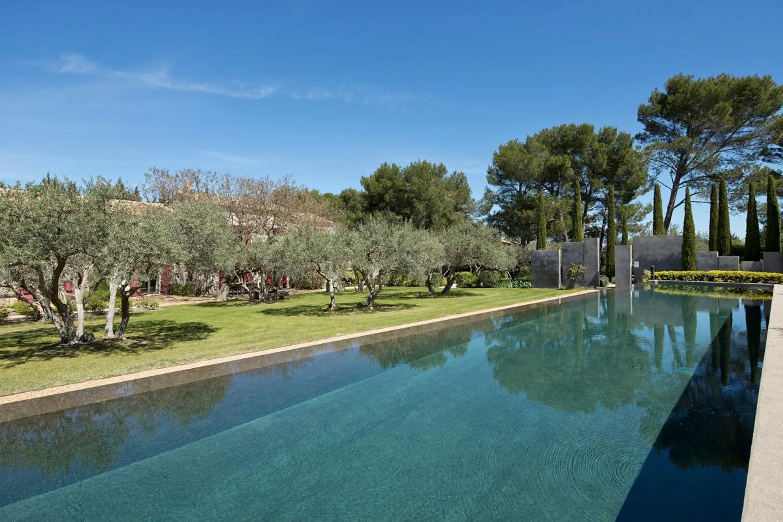 Splendid Seven Bedroom Villa in Provence with 24m Pool and Captivating Gardens — photograph 3