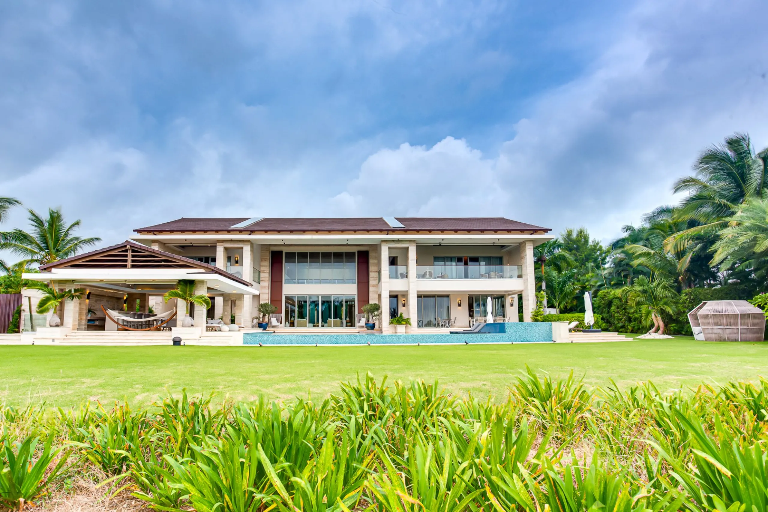 Breathtaking 6BR Villa with Private Pool, Hot Tub & Stunning Golf Course Views — photograph 6