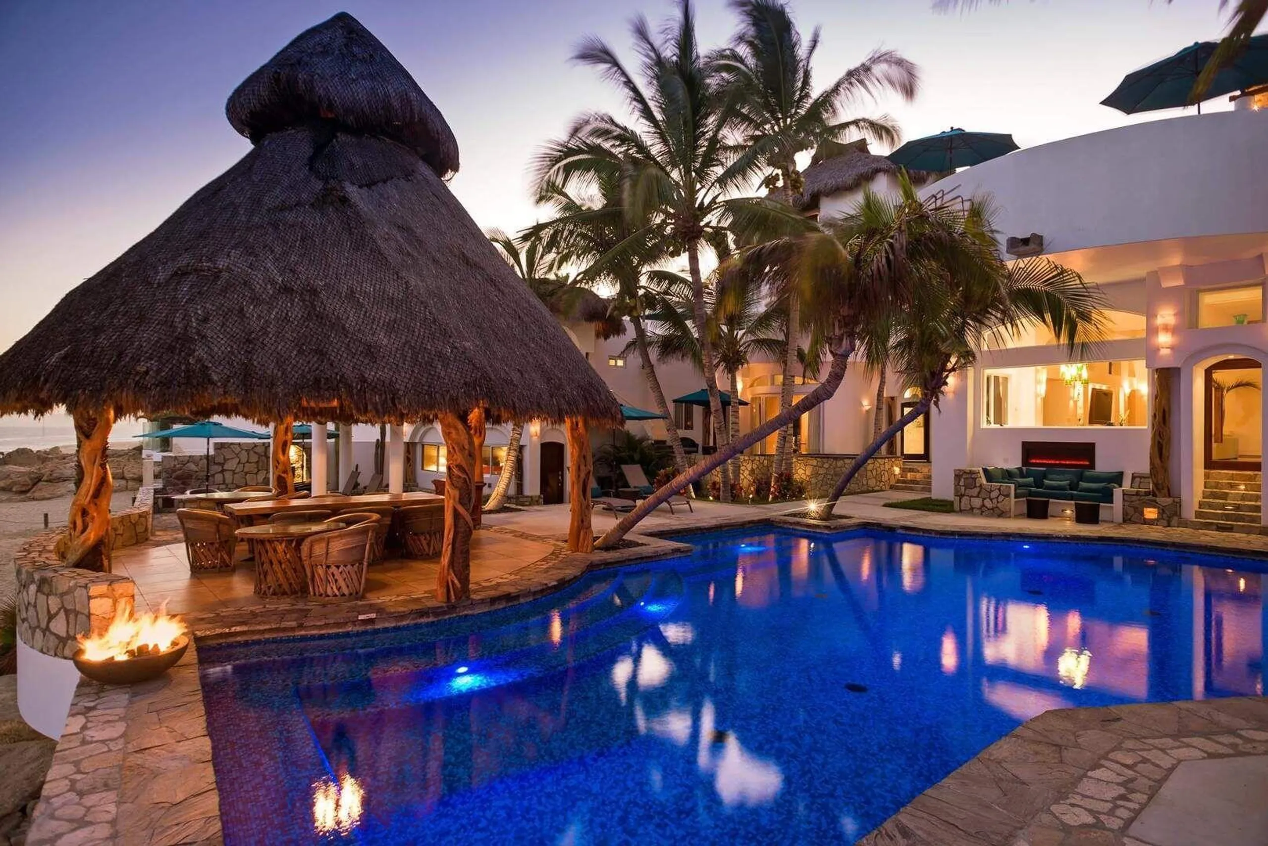 Luxury El Encanto Beachfront Oasis  with Infinity Pool — photograph 12