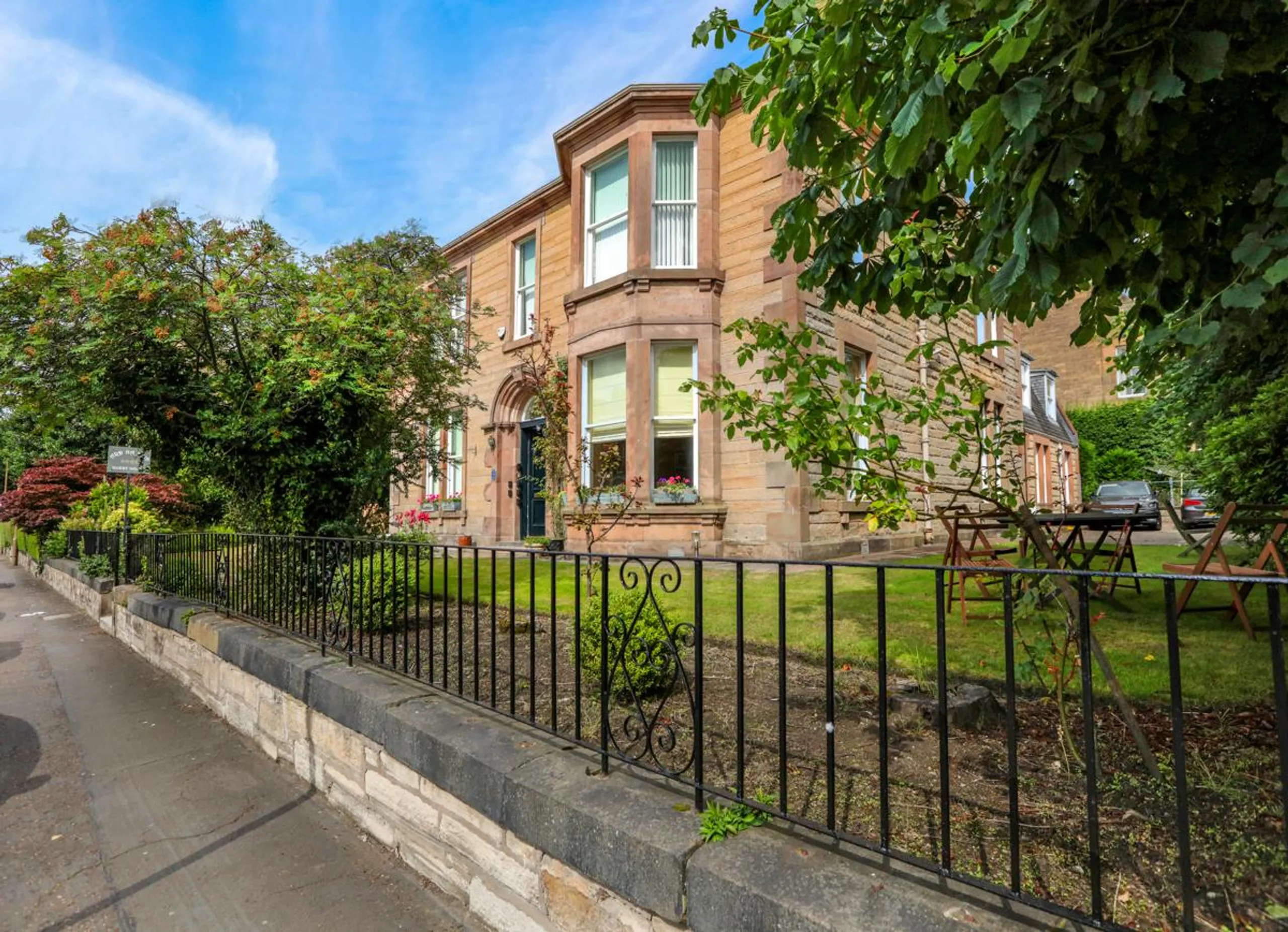 Prestigious 6BR Villa in Edinburgh with High Ceilings — photograph 2