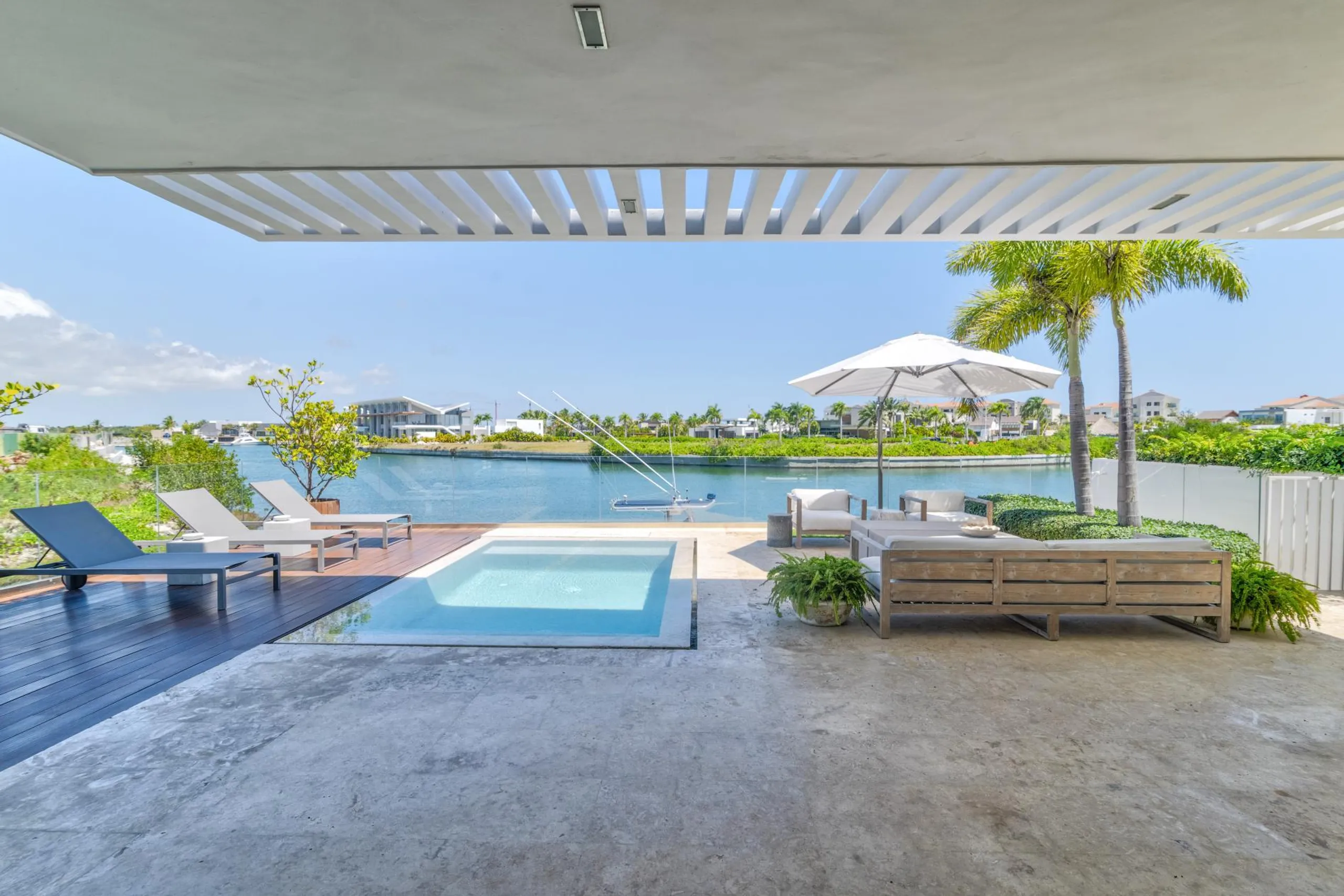 Plush and Inviting Oceanfront Villa with Two Private Pools — photograph 3