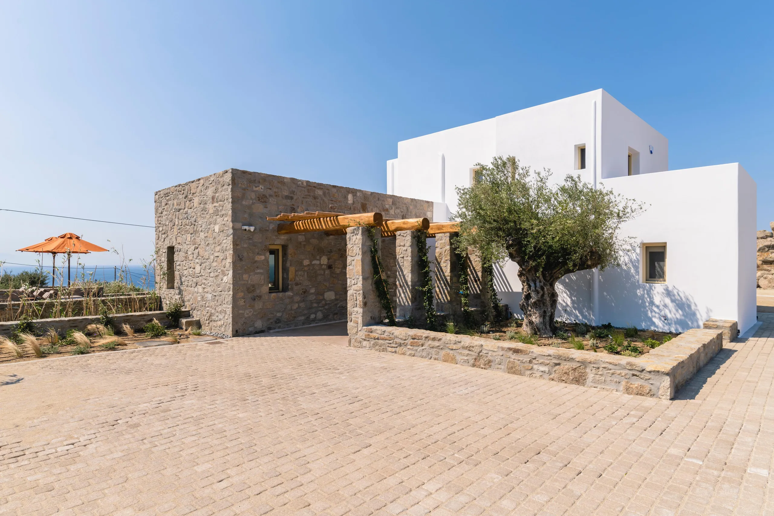 Spacious and Luxuriously Furnished Villa in Mykonos Offering Stunning Views of Aegean Sea — photograph 5