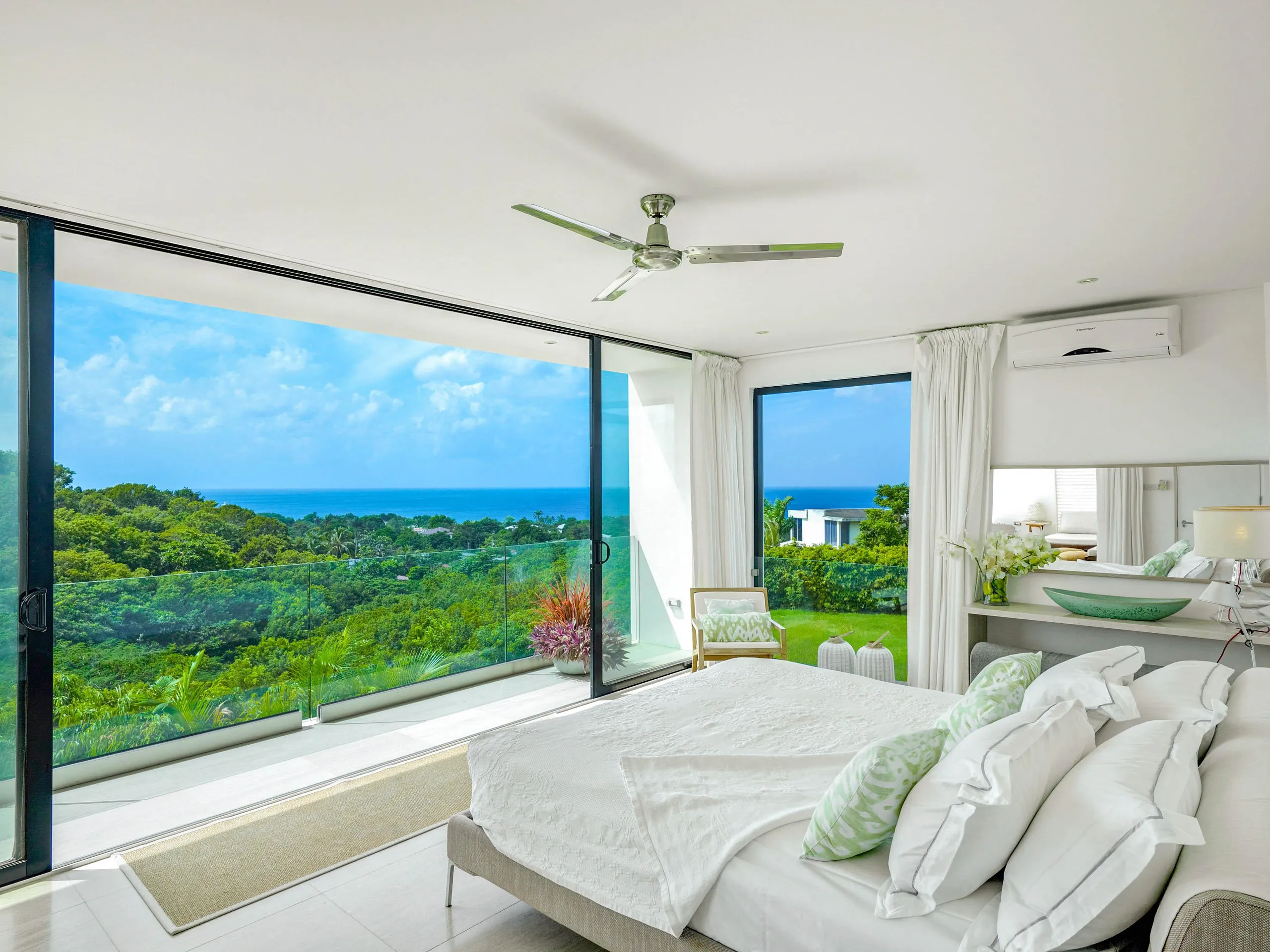 Sophisticated Villa with Infinity Pool and Panoramic Nature Views — photograph 6