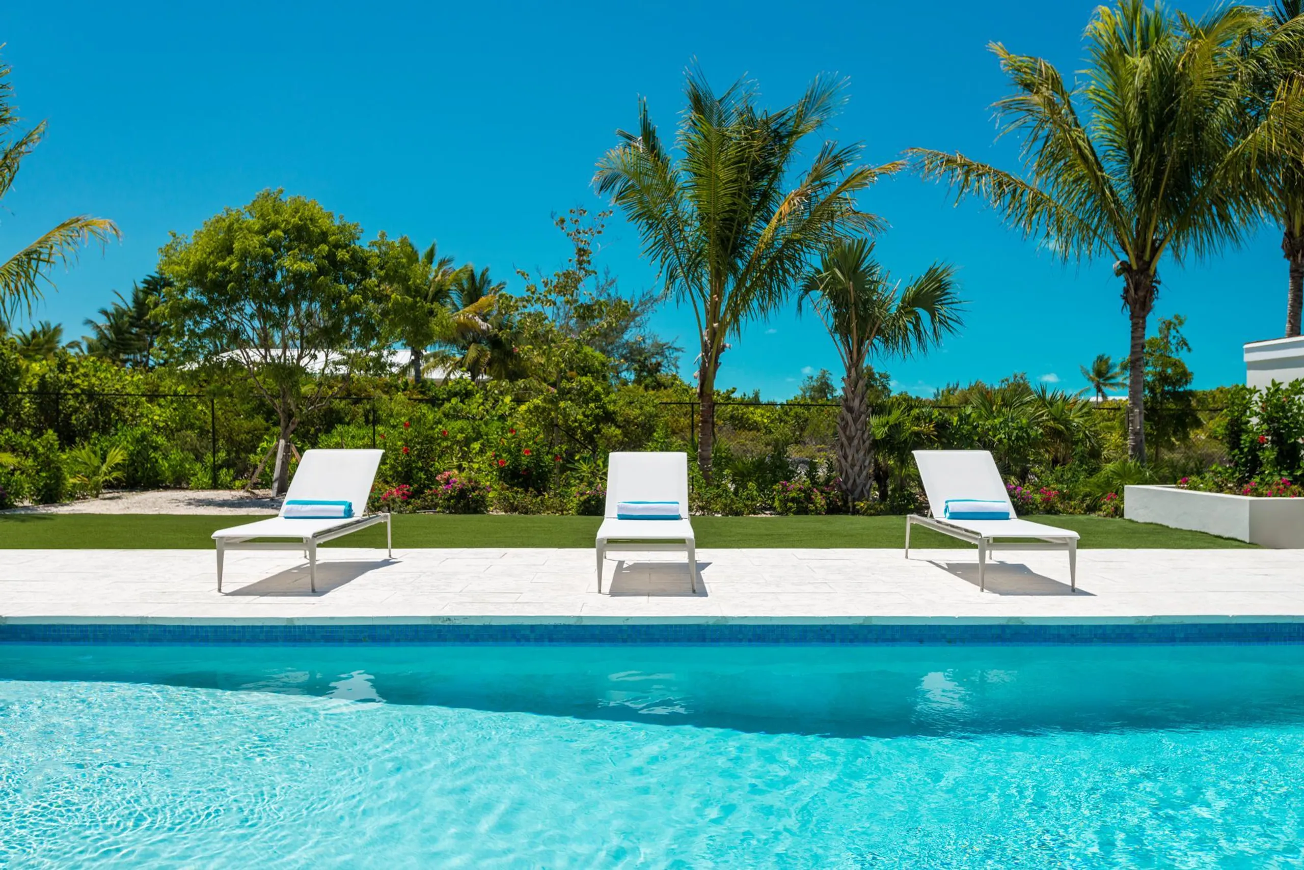 Refined Contemporary Villa with Heavenly Pool and Steps from the Beach — photograph 6