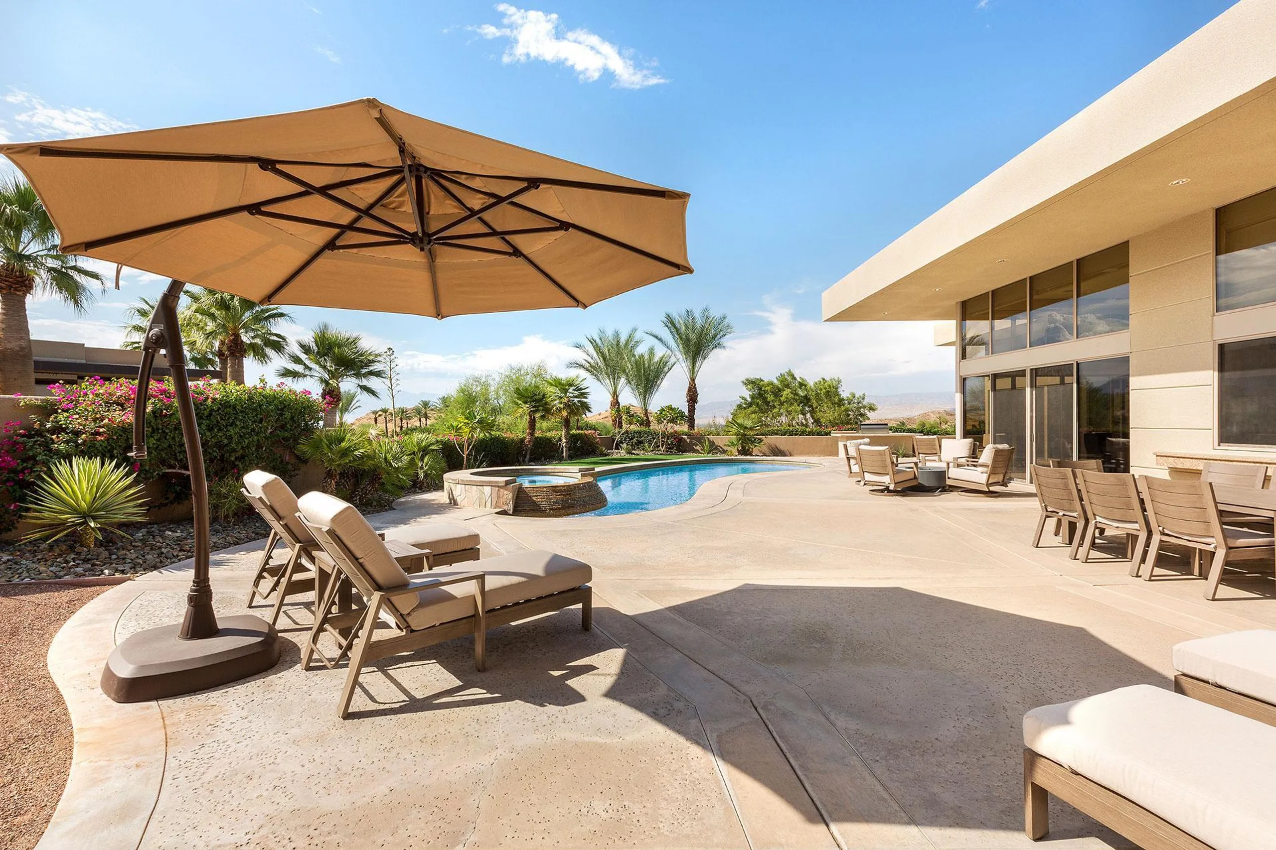 Modern Luxury Villa with Private Pool and Sweeping Views — photograph 4