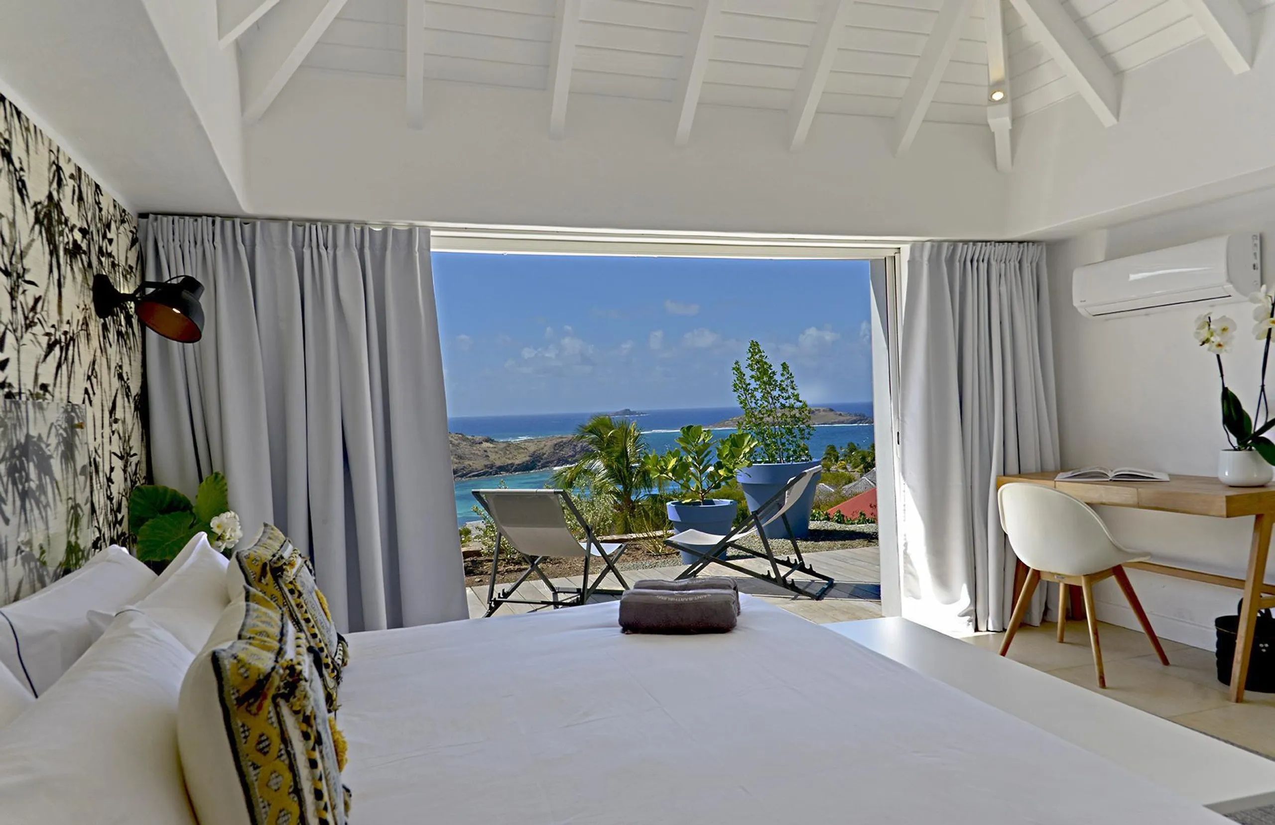Majestic Oceanside Villa with Private Pool and Ocean Views — photograph 5