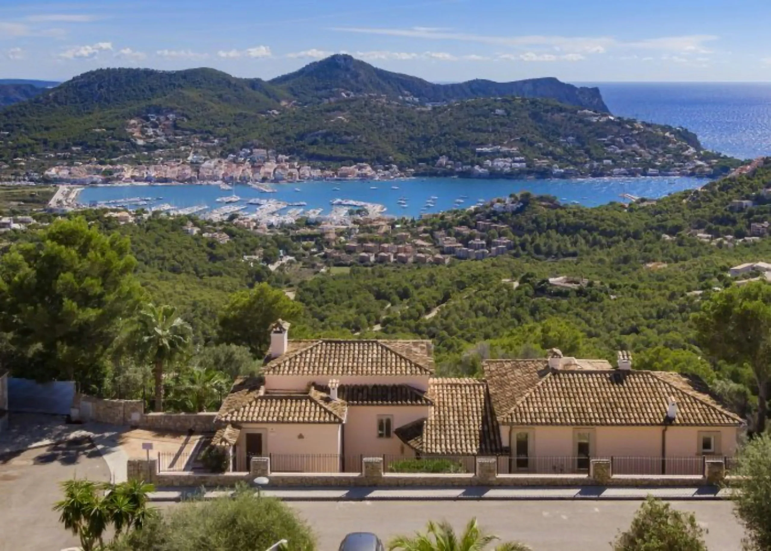 Breathtaking Spanish Estate with Private Pool and Breathtaking Ocean Views — photograph 11