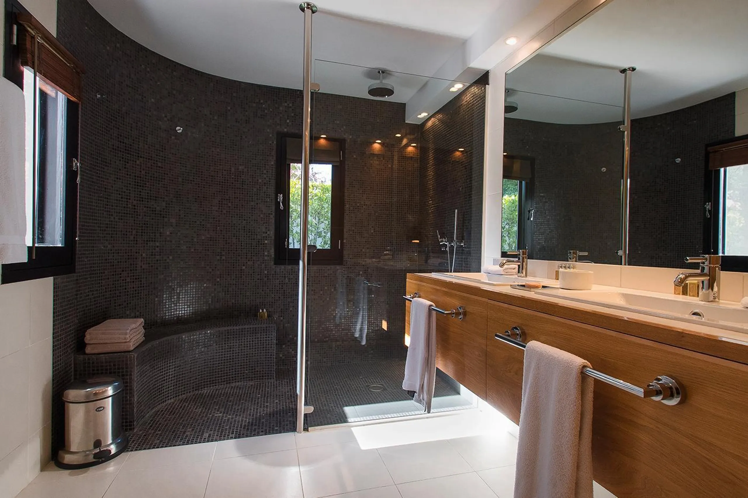 Elegant Paradise Villa with Infinity Pool and Majestic Ocean Views — photograph 8