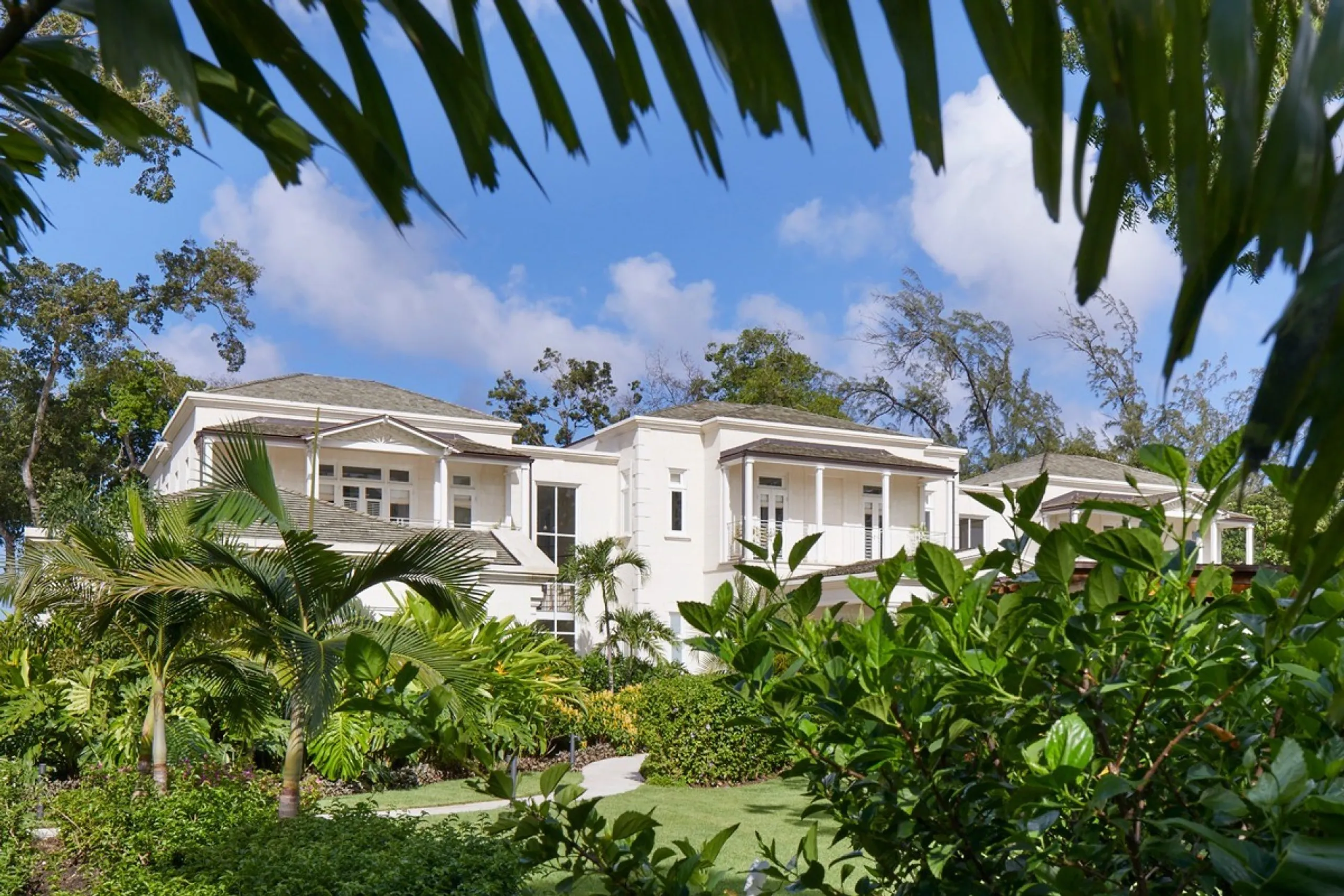 Sophisticated Contemporary Villa with Private Pool and Beach Views — photograph 5