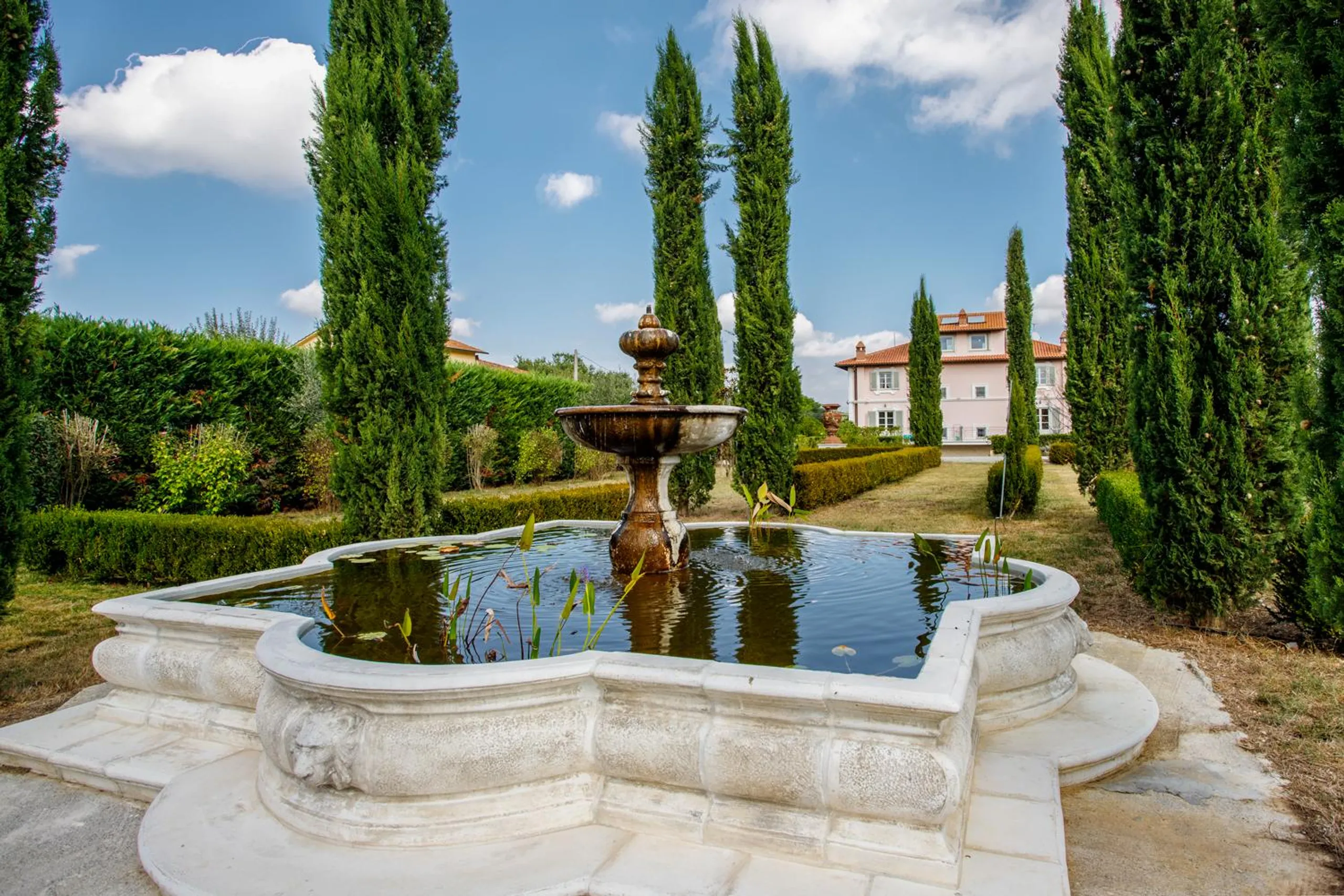 Refined  Tuscan Villa with Private Pool, Vast Gardens and Access to Historic Cities — photograph 6