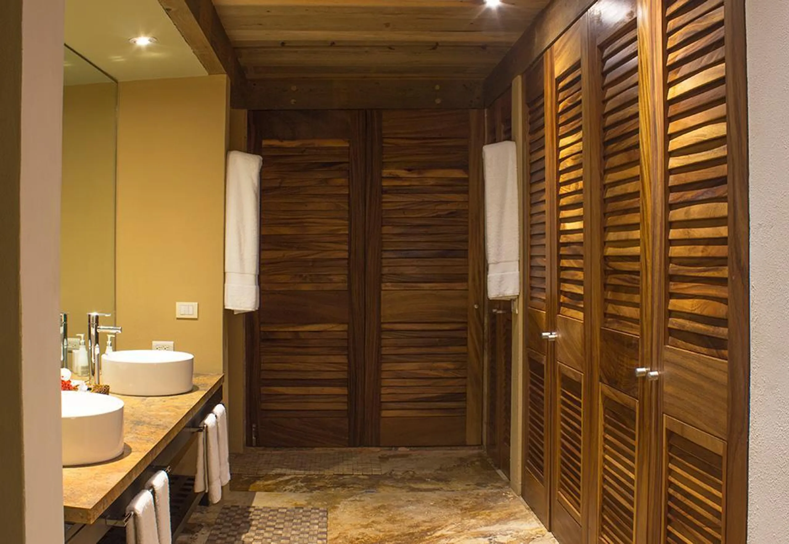Luxury Ultra Eco Villa with Private Pool and Lush Grounds — photograph 10