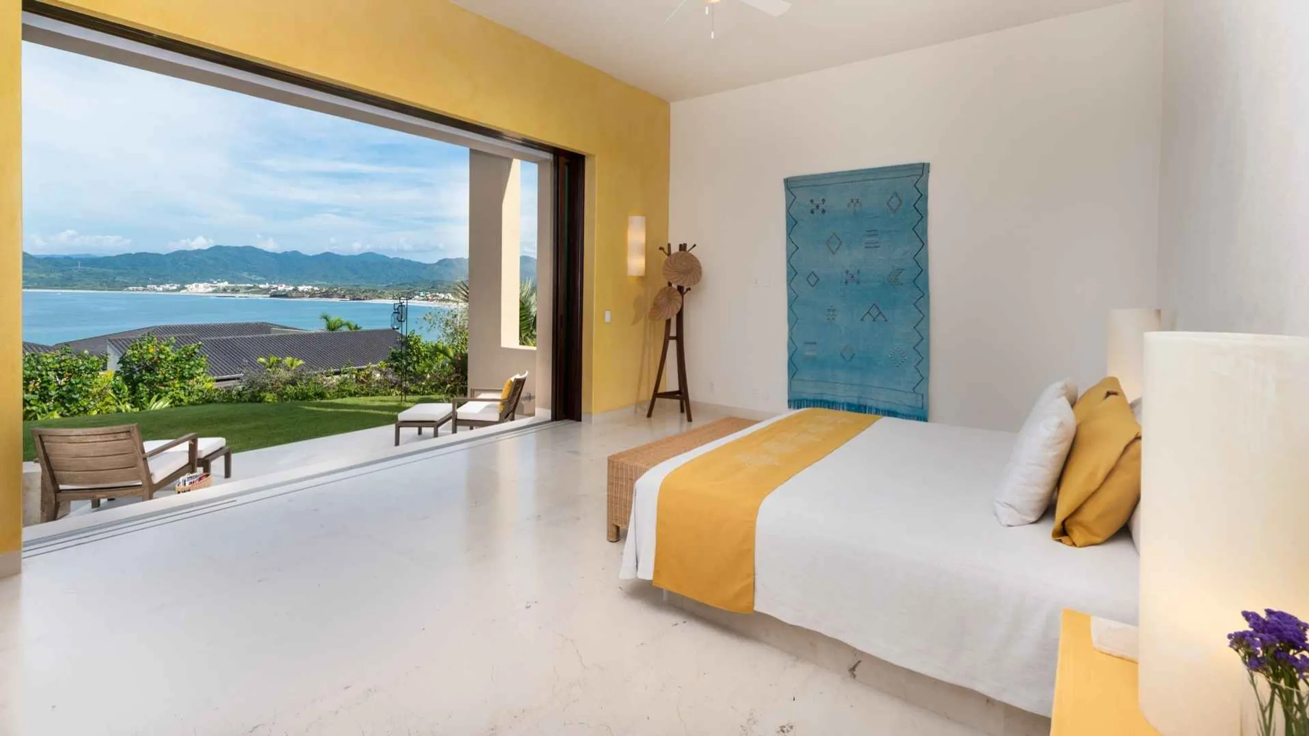 Sophisticated Three-Tiered Villa with Private Pool and Ocean Views — photograph 10