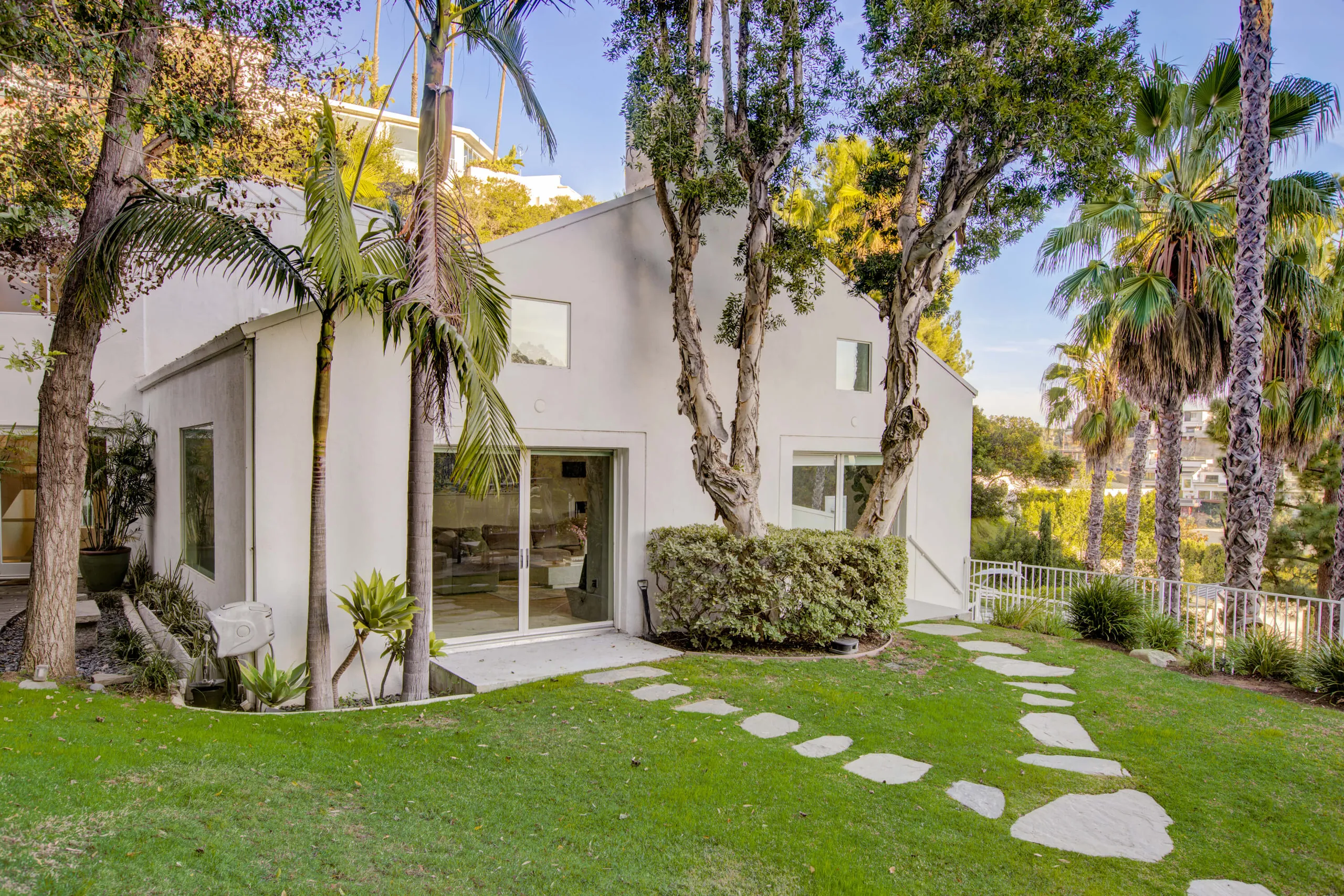Luxurious Beverly Hills Estate with Rejuvenating Pool — photograph 11