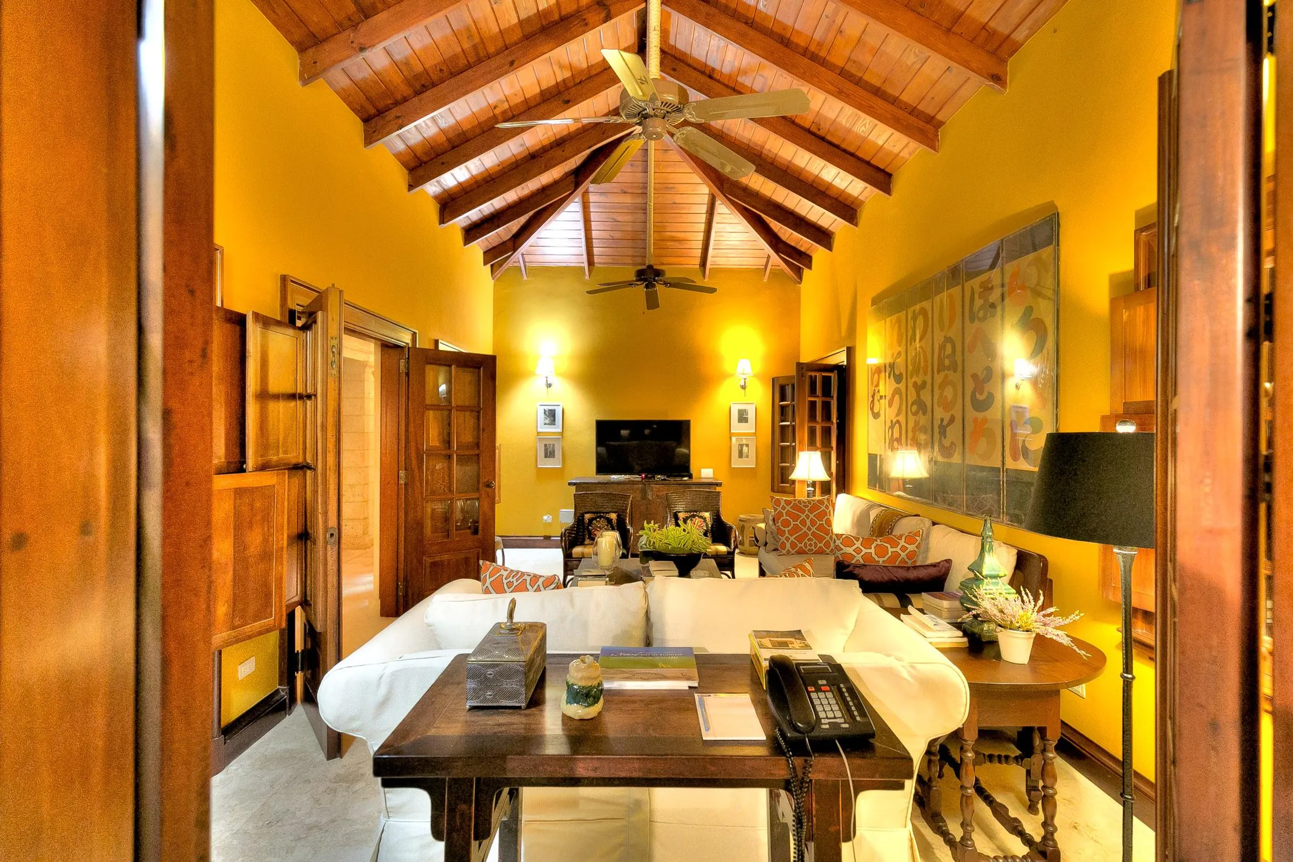 Colonial Heritage Villa with Private Pool and Sea Views — photograph 8