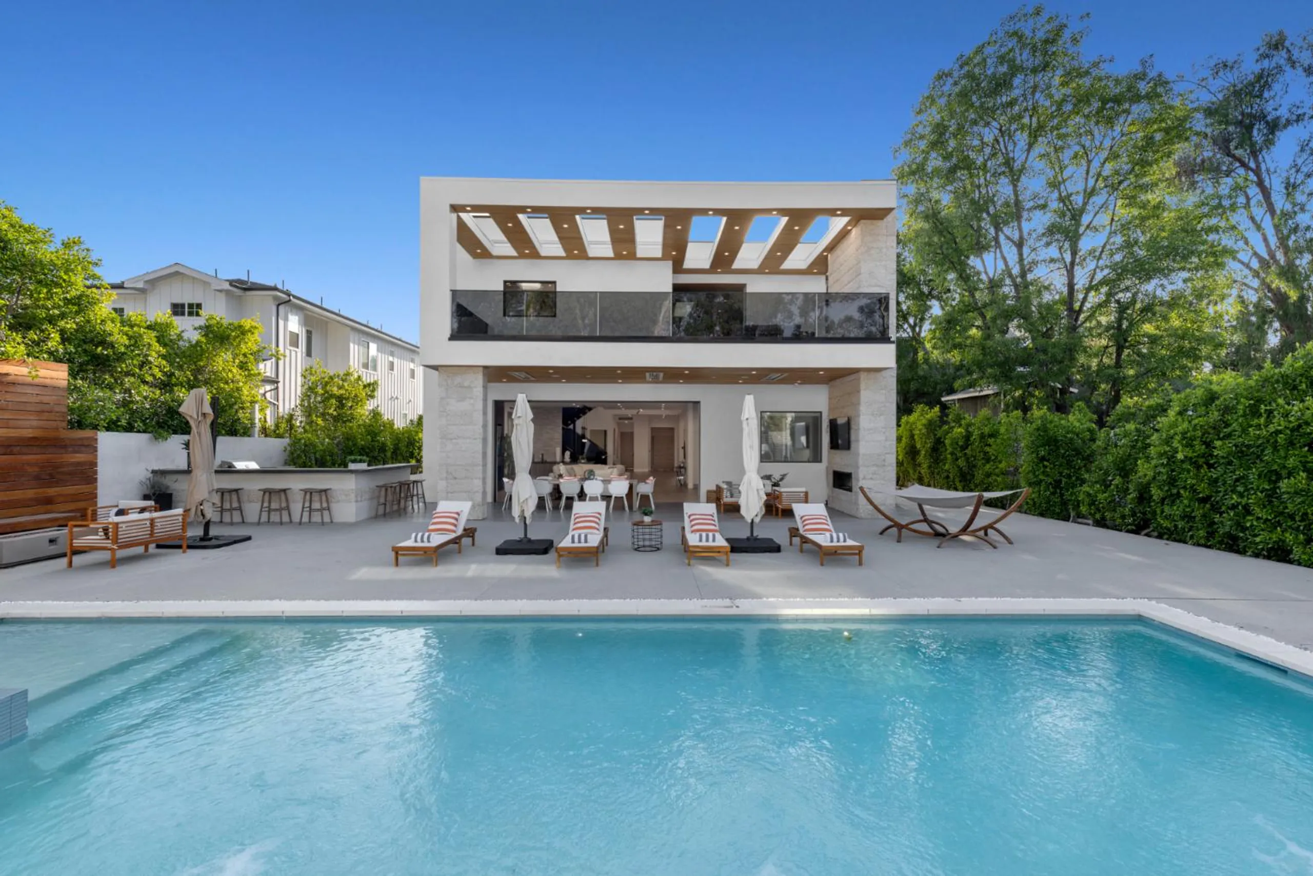 Stunning Modern Architectural Estate with Large Pool — photograph 2