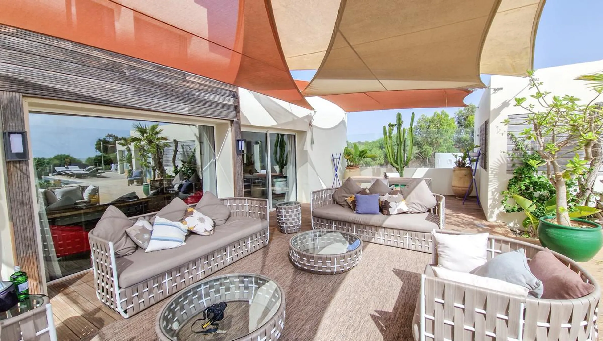 Deluxe Contemporary Villa with Private Pool and Sea Views — photograph 9